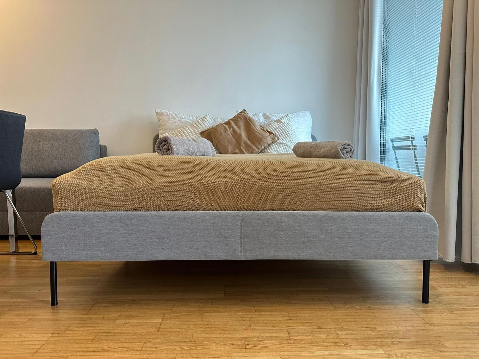 High Rise, Netflix, 2 Min To Main Station Apartment *