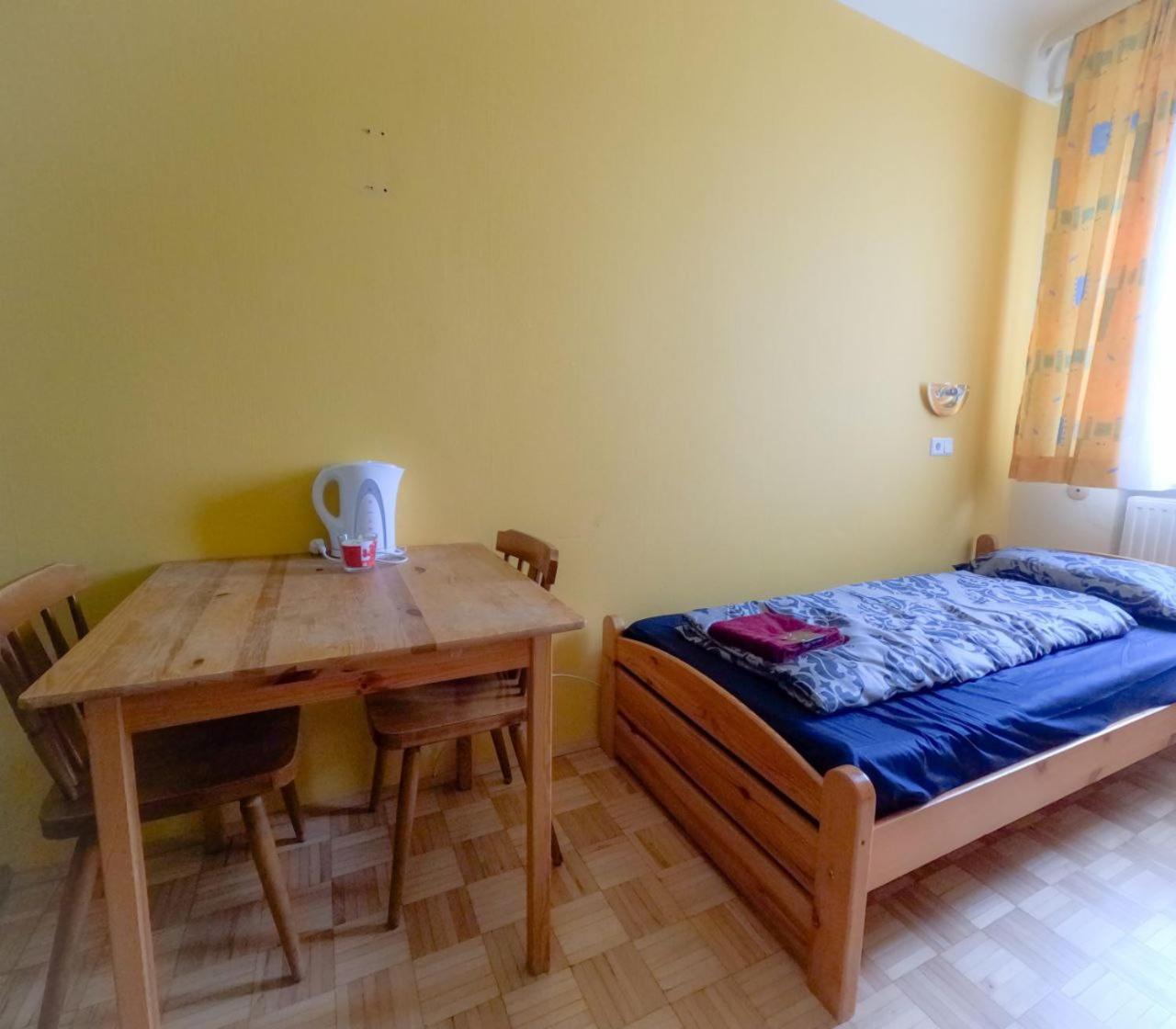 Homestay Cozy - U3 Hutteldorferstrasse Vienna