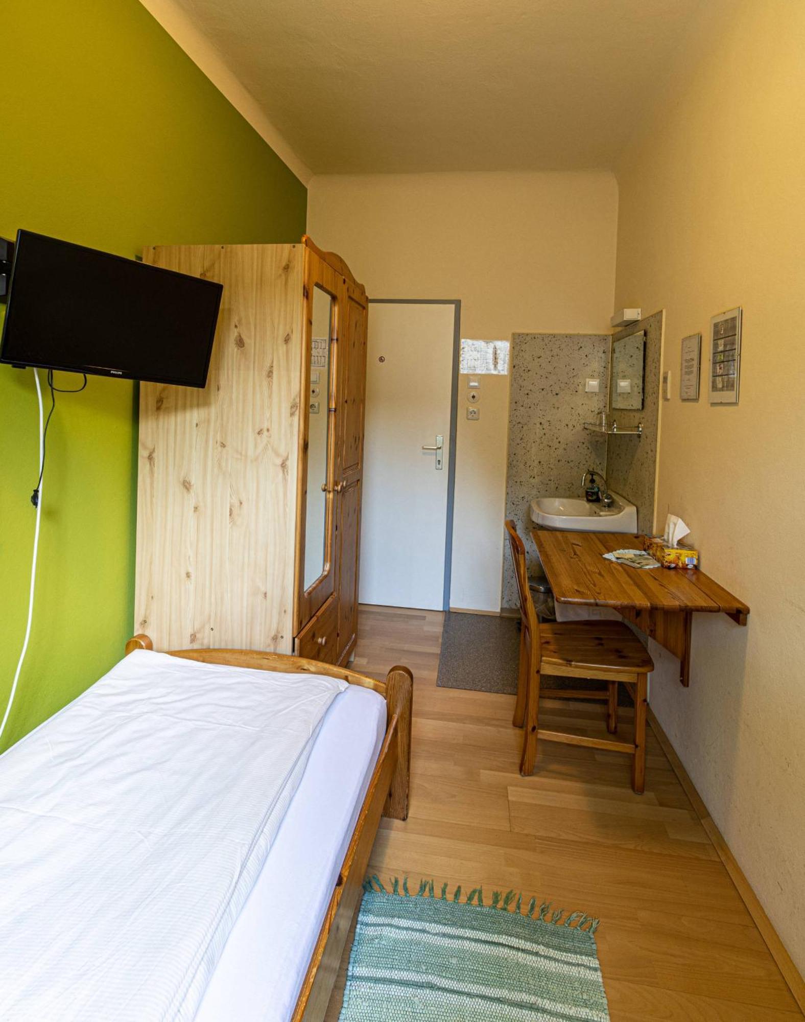 Homestay Cozy - U3 Hutteldorferstrasse Vienna