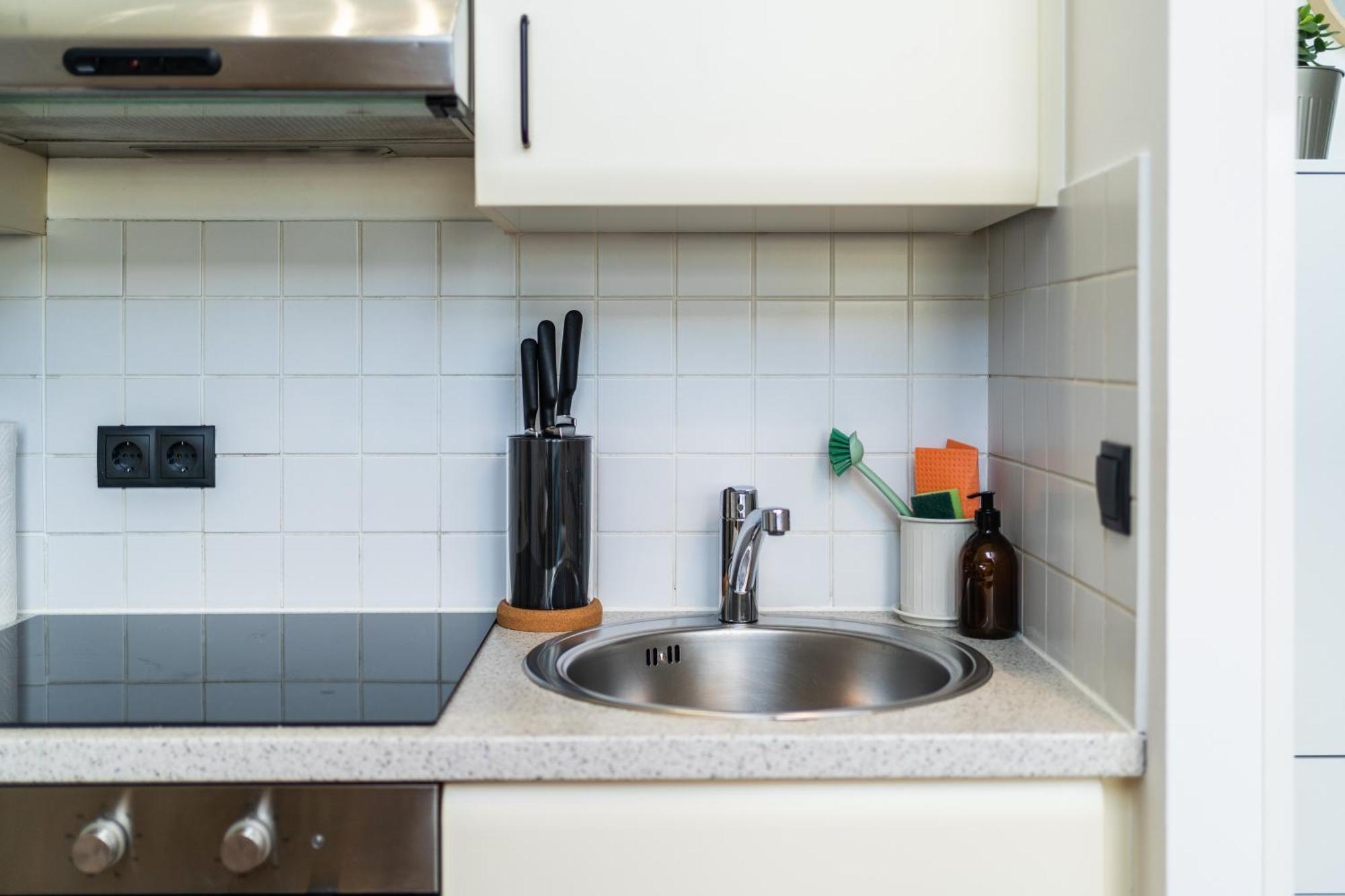 Myflat - Bright Near Station Apartment Vienna