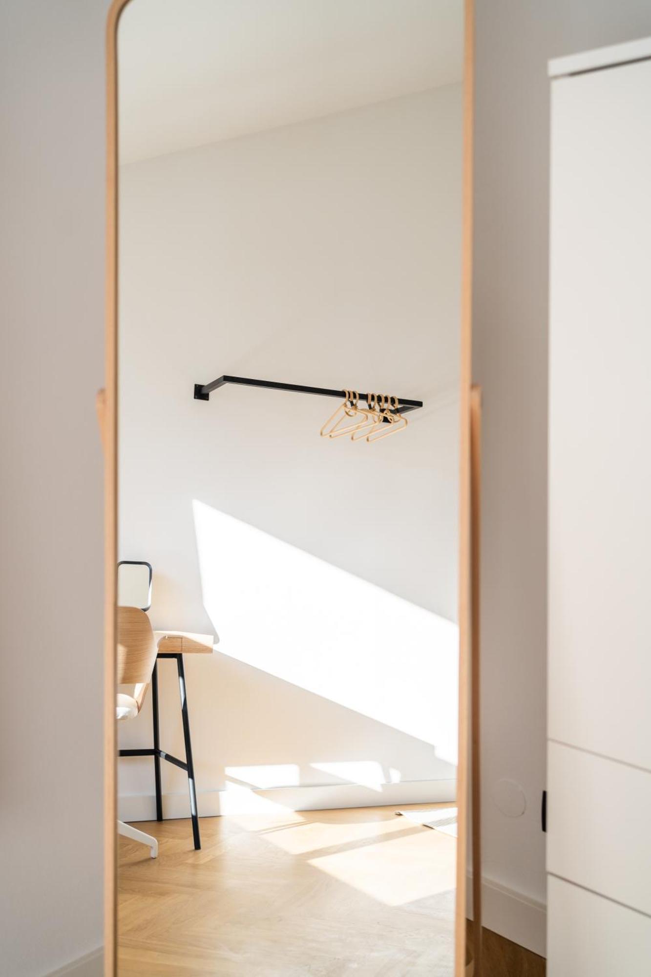 Myflat - Bright Near Station Apartment