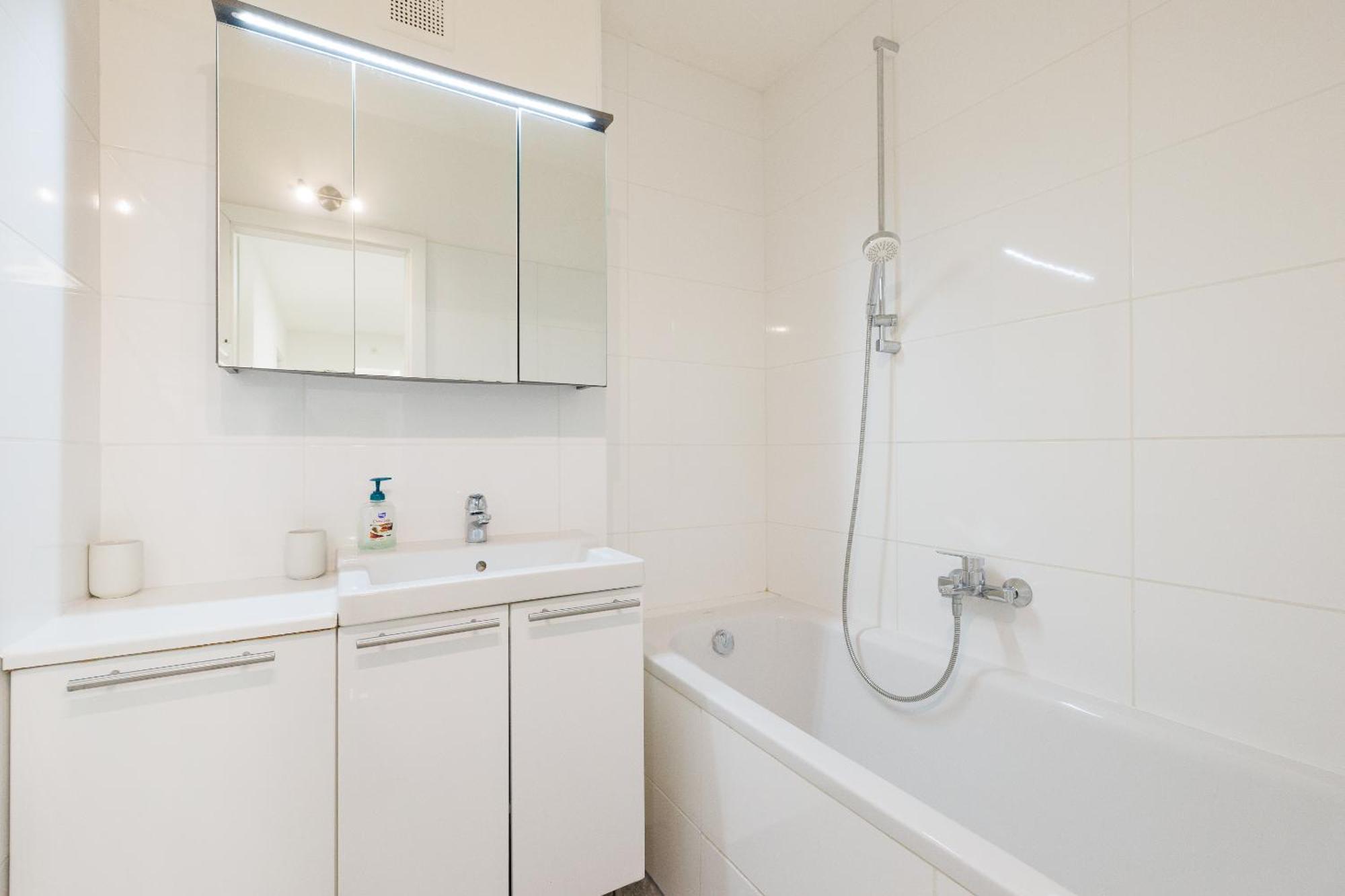 Cozy, Spacious And Charming 4 Bedrooms Apartament Vienna