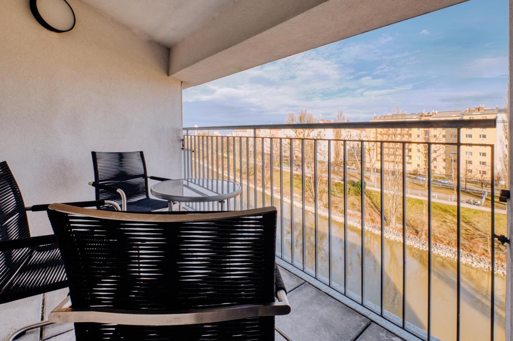 Urban Island I Riverside Apartment Vienna