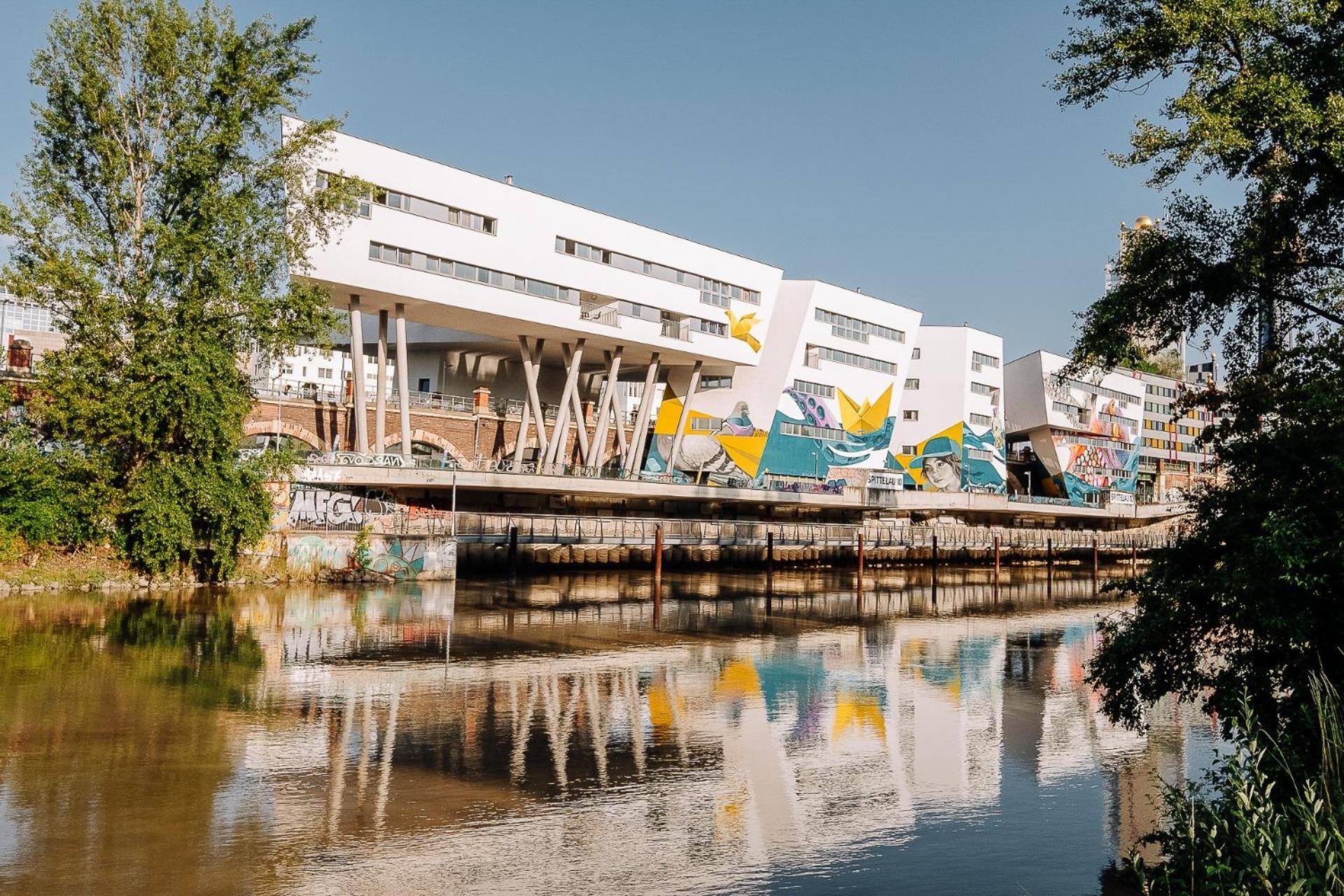 Urban Island I Riverside Apartment