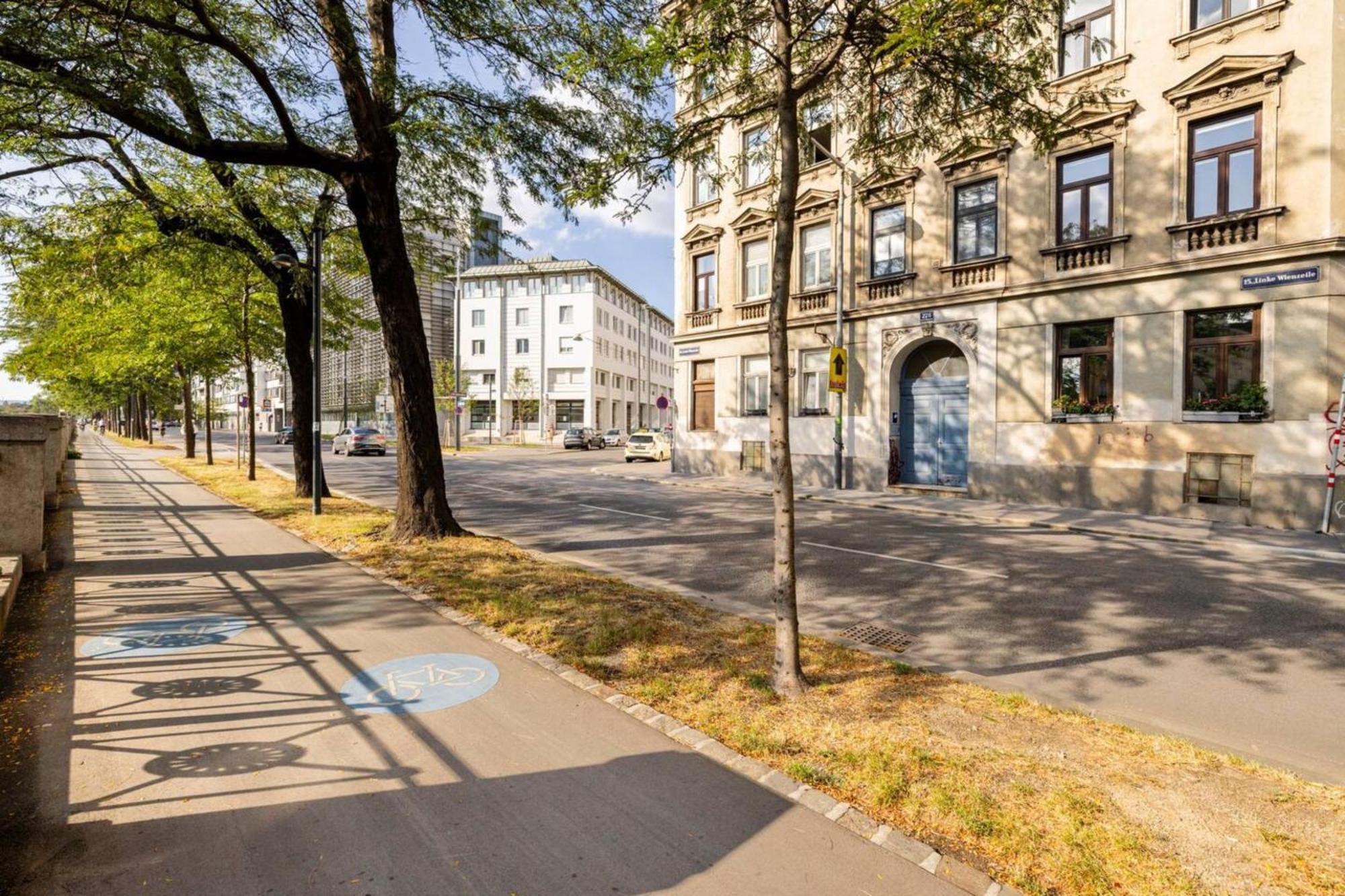 Near Schoenbrunn & Metro * Wien
