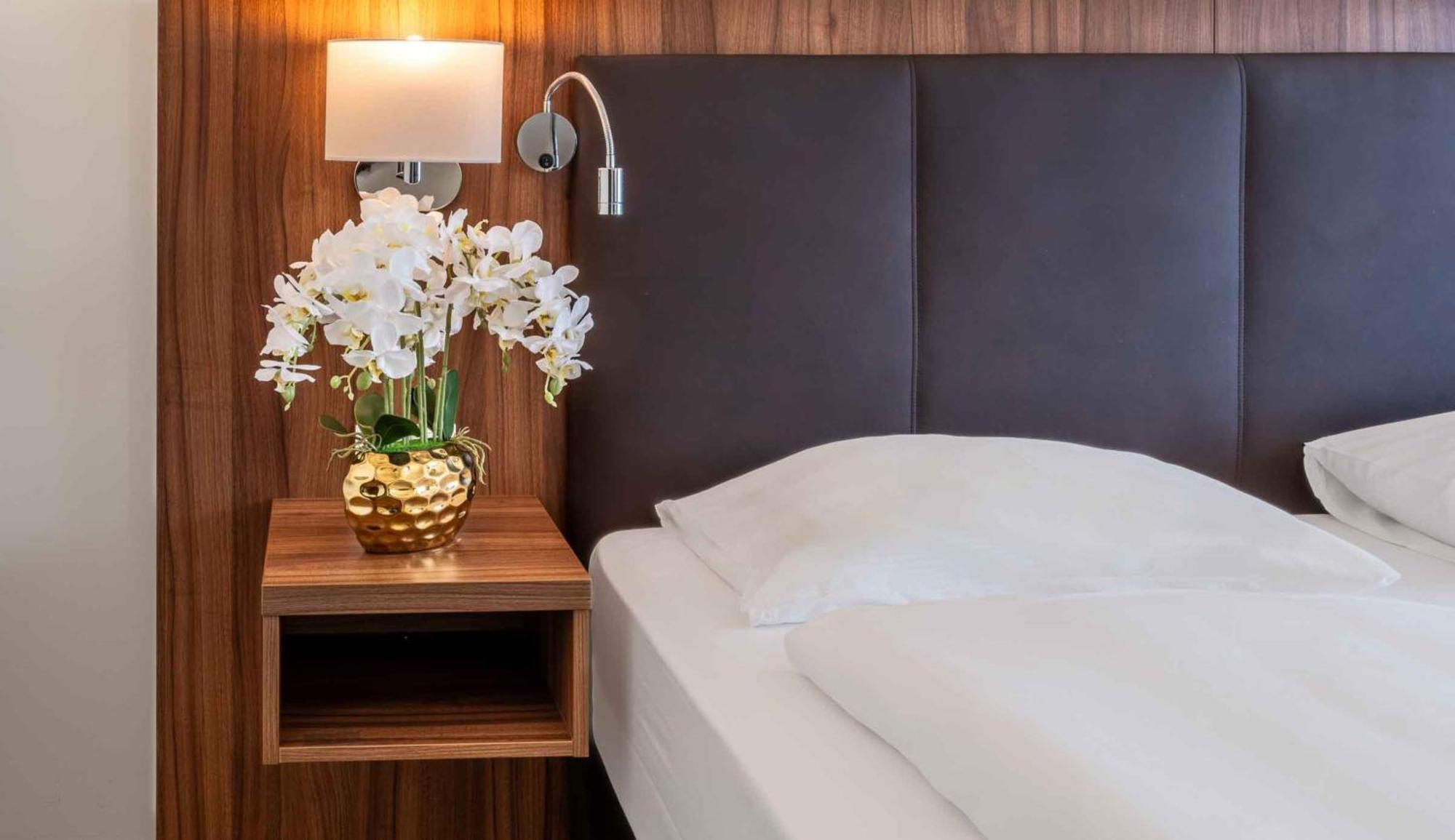 Plaza Premium 4*