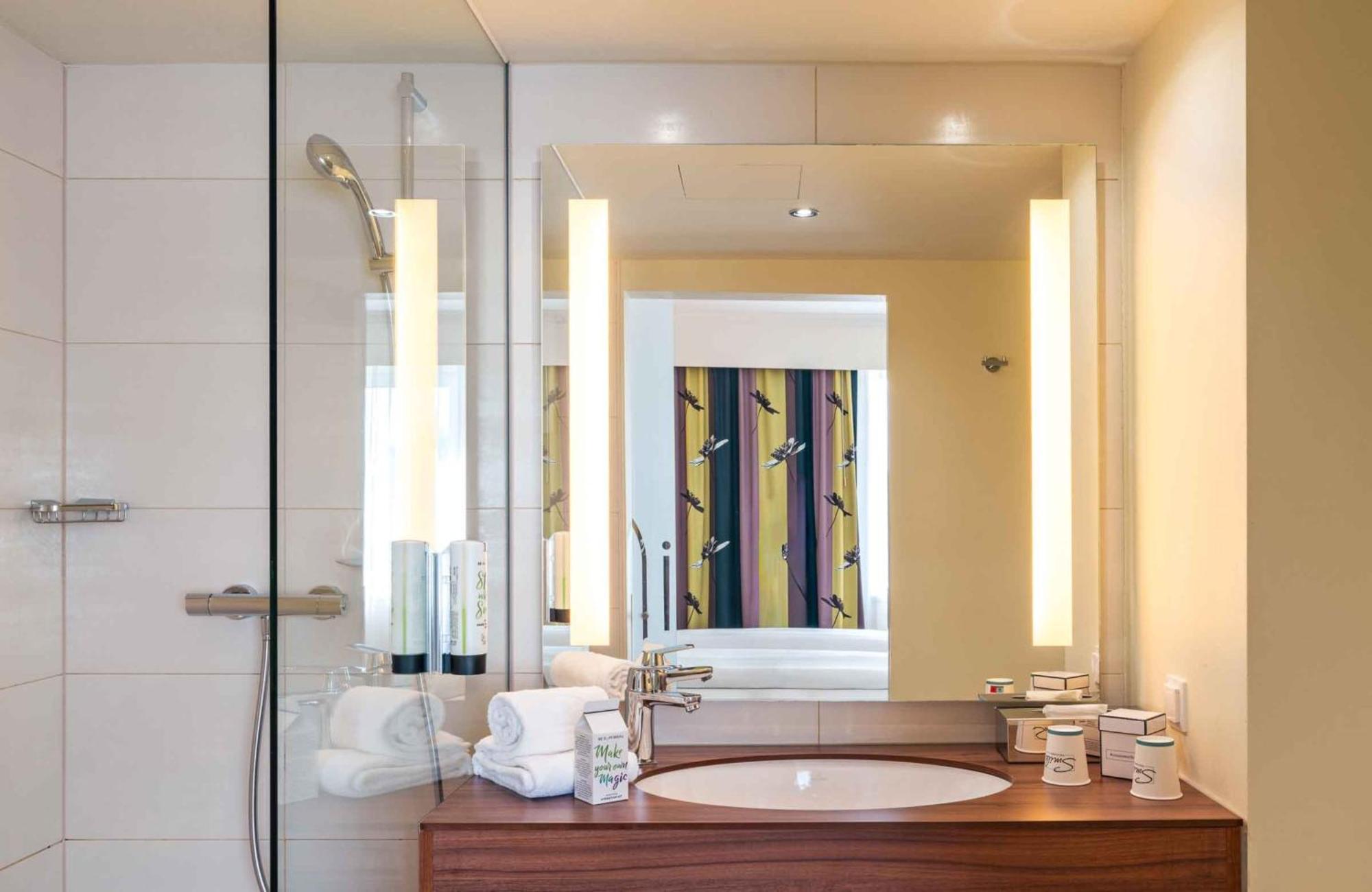 Plaza Premium Hotel 4*
