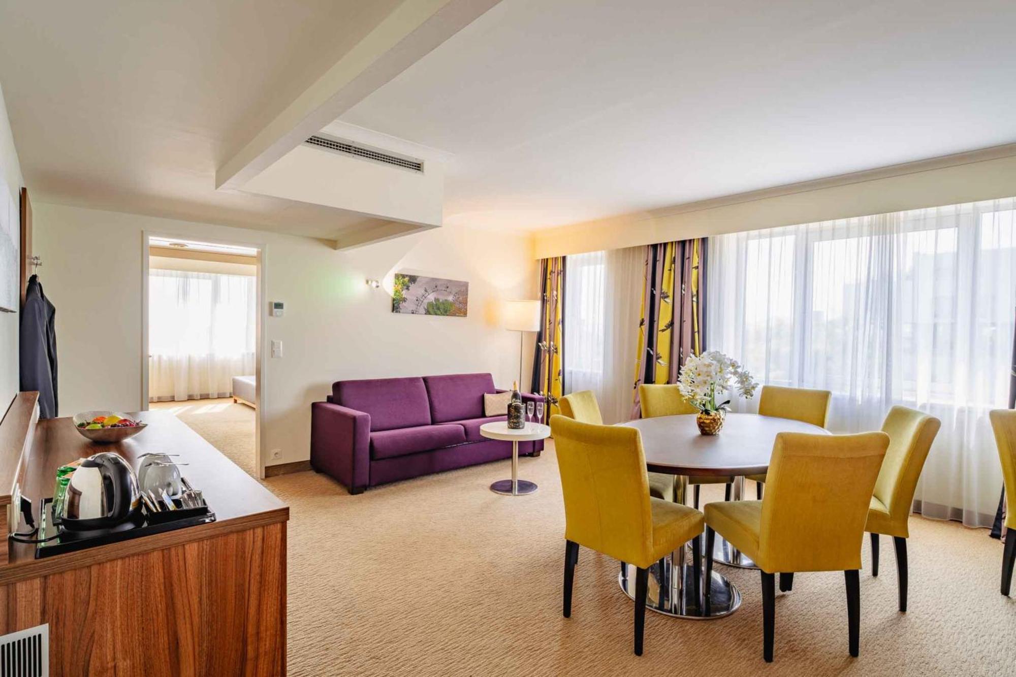 Plaza Premium 4*