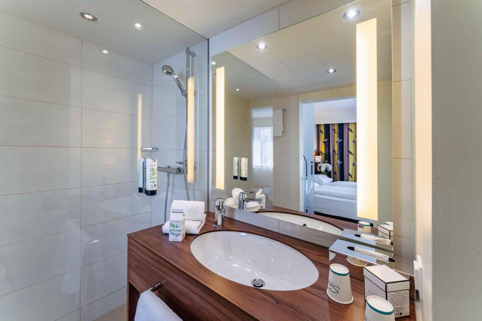 Plaza Premium Hotel 4*