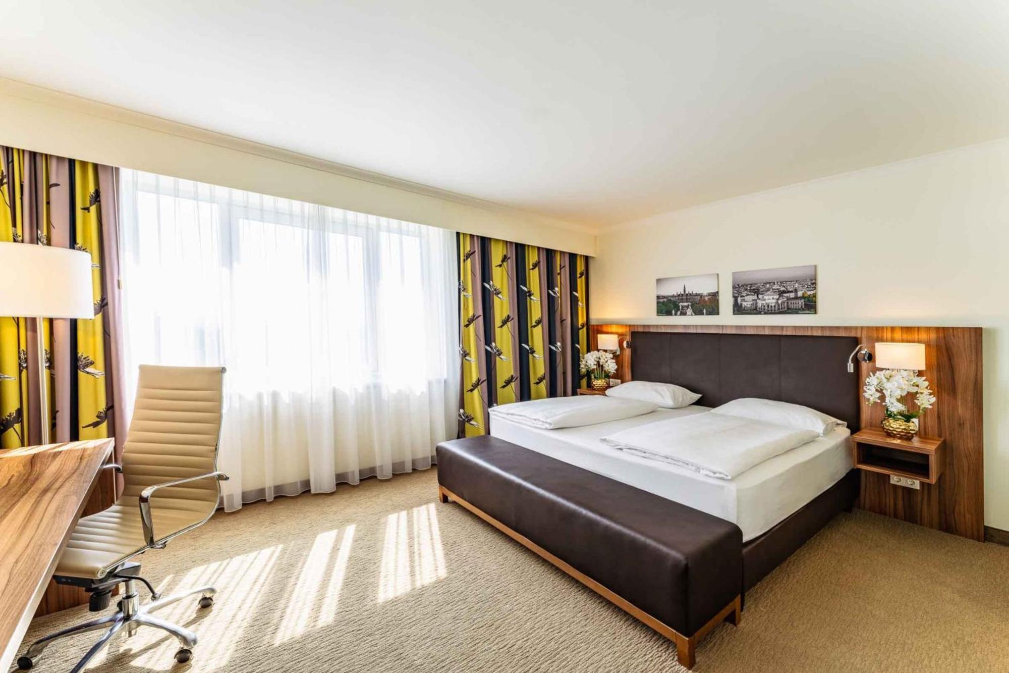 Hotel Plaza Premium 4*
