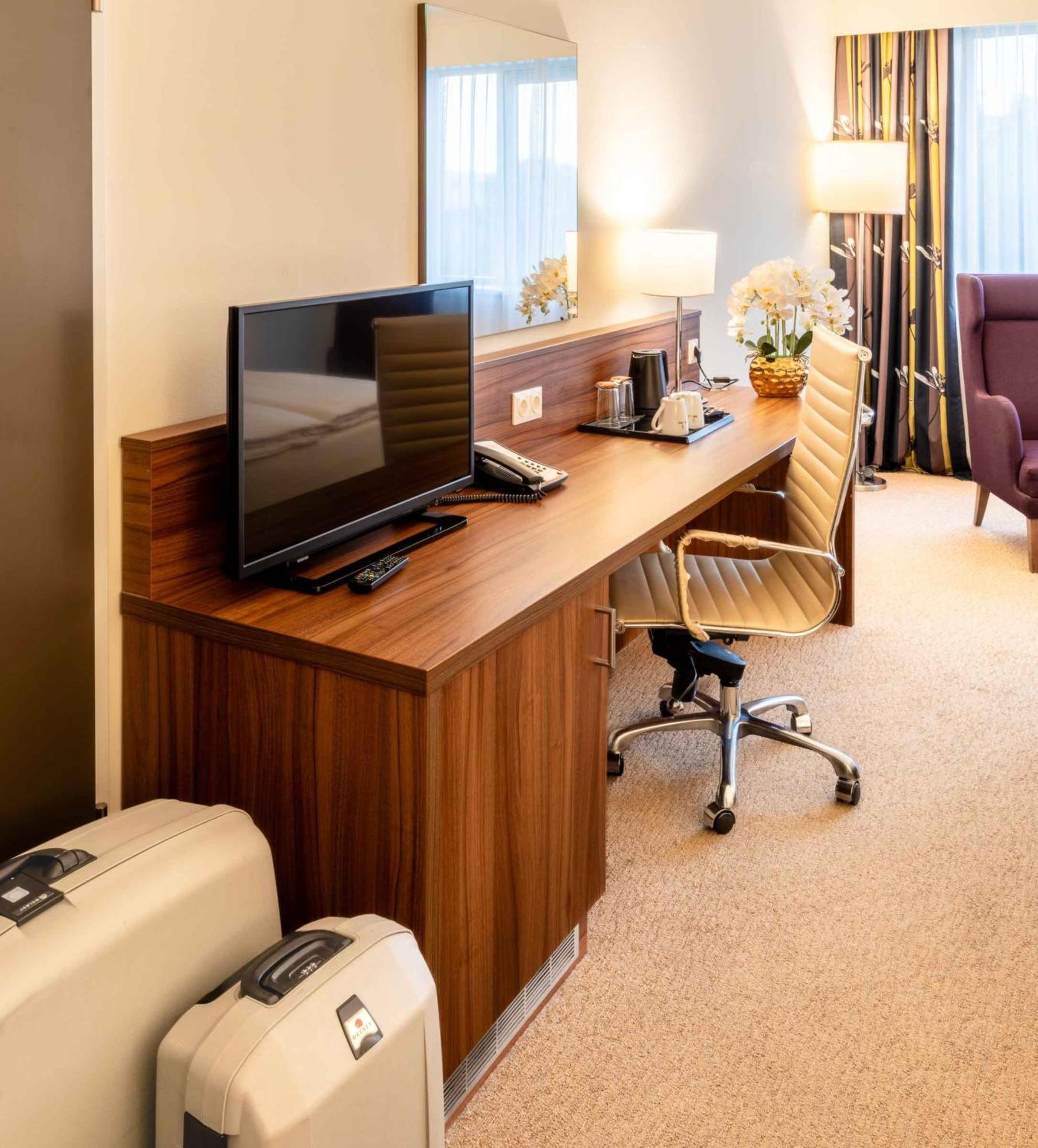 Plaza Premium Hotel 4*