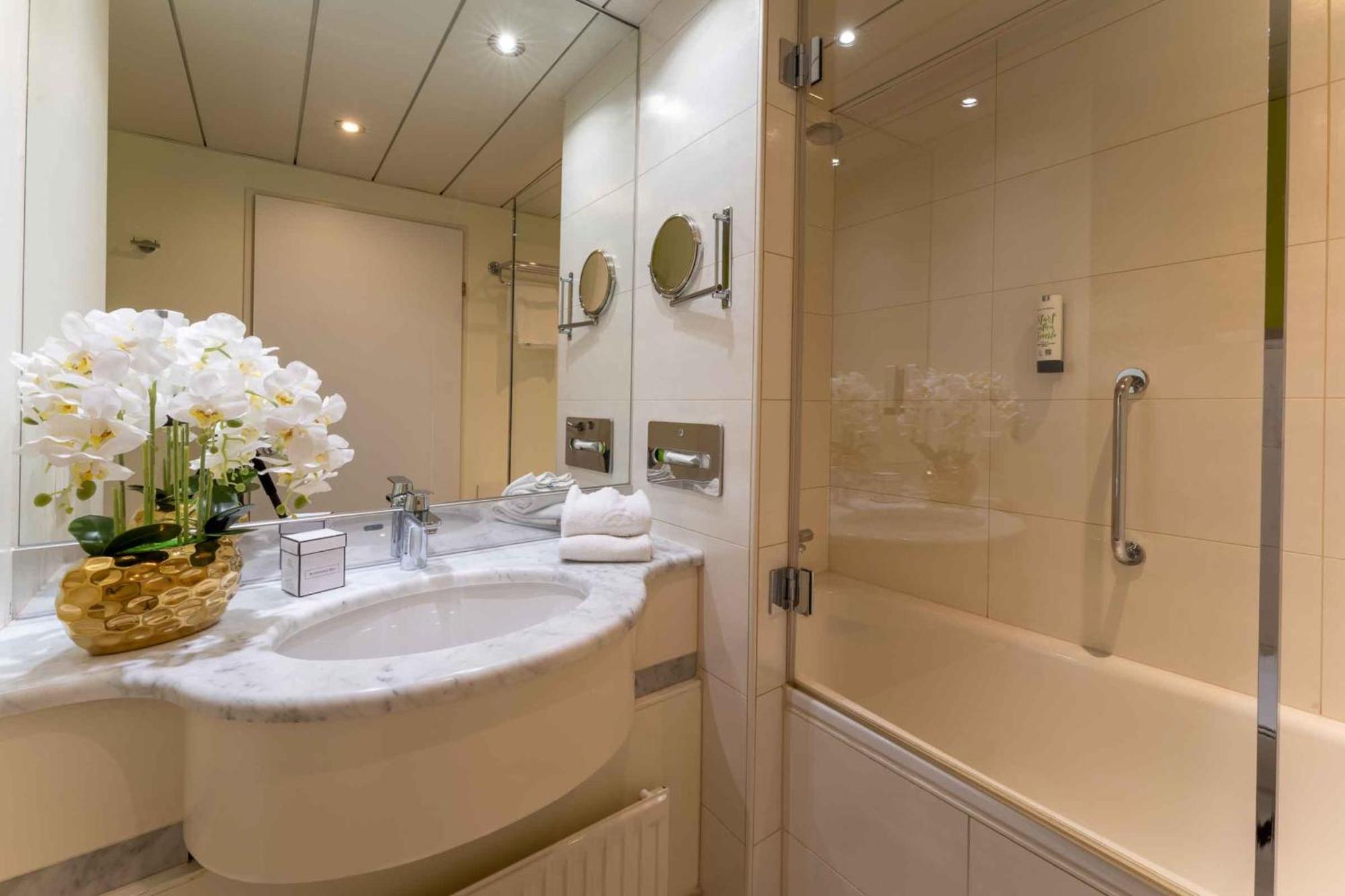 Hotel Plaza Premium 4*