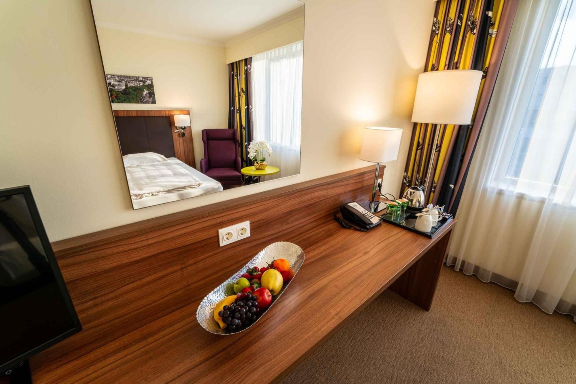 Plaza Premium 4*