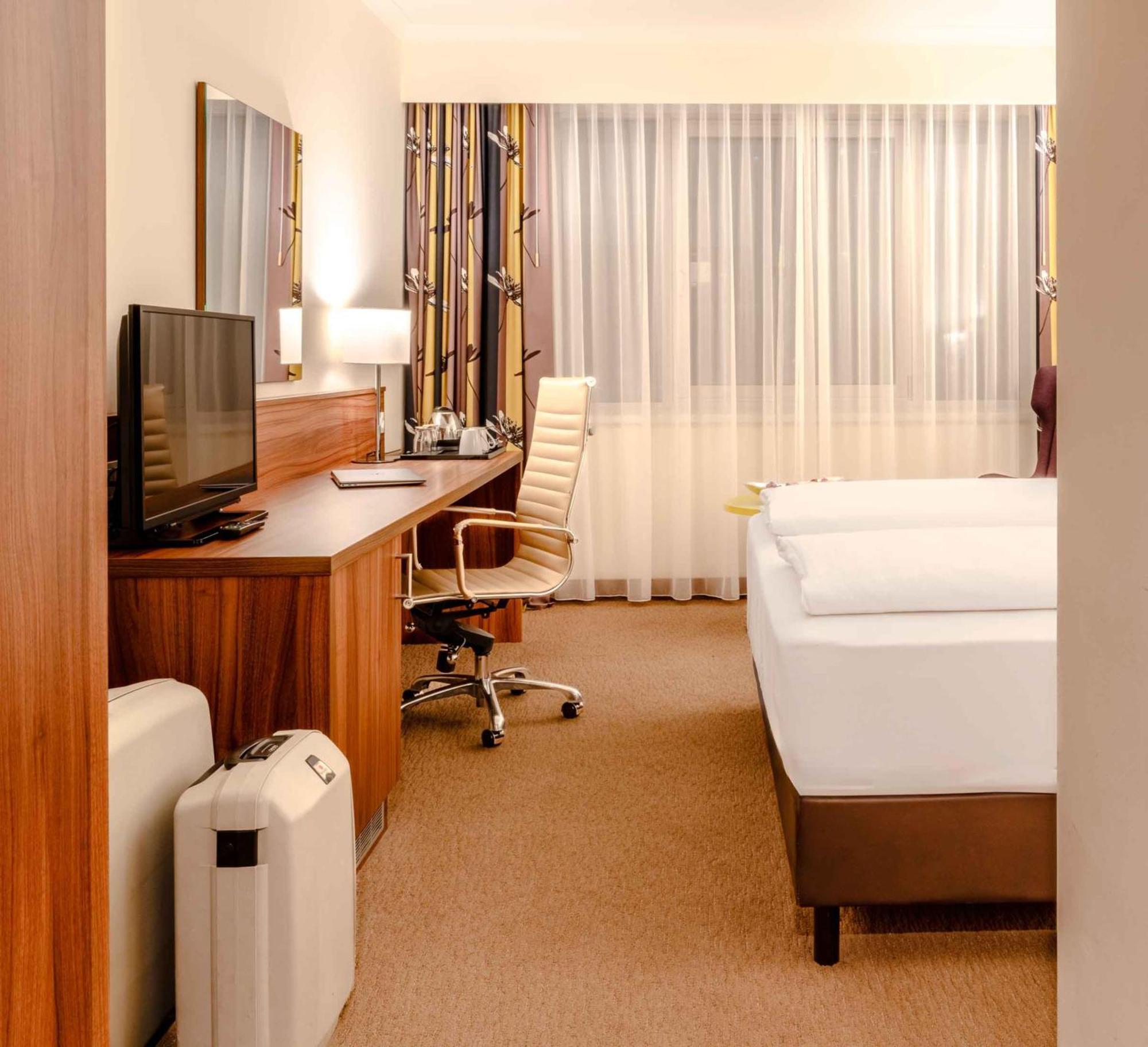 Plaza Premium Hotel 4*