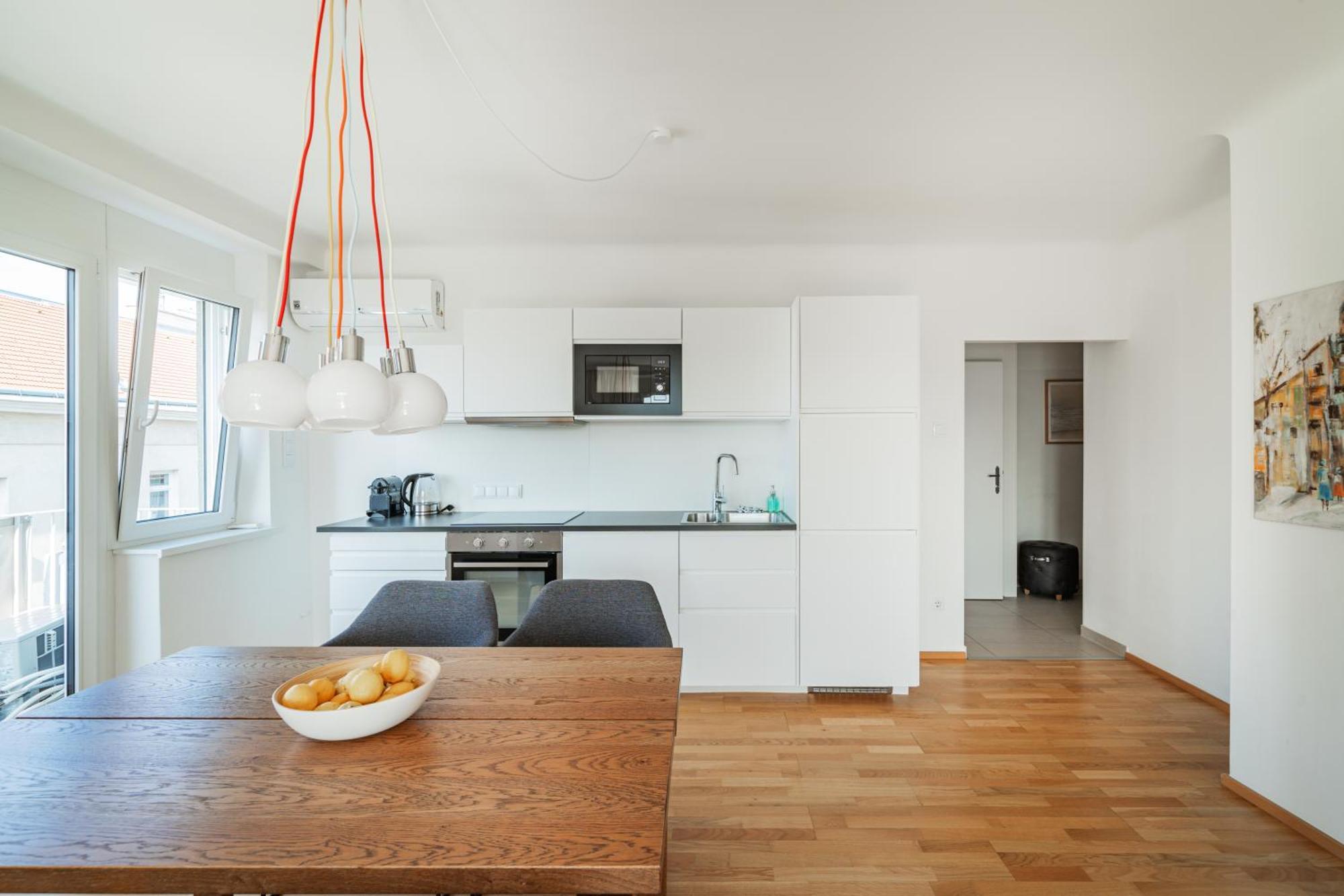 Central 60m2 10 Min Walk From Main Station Apartment