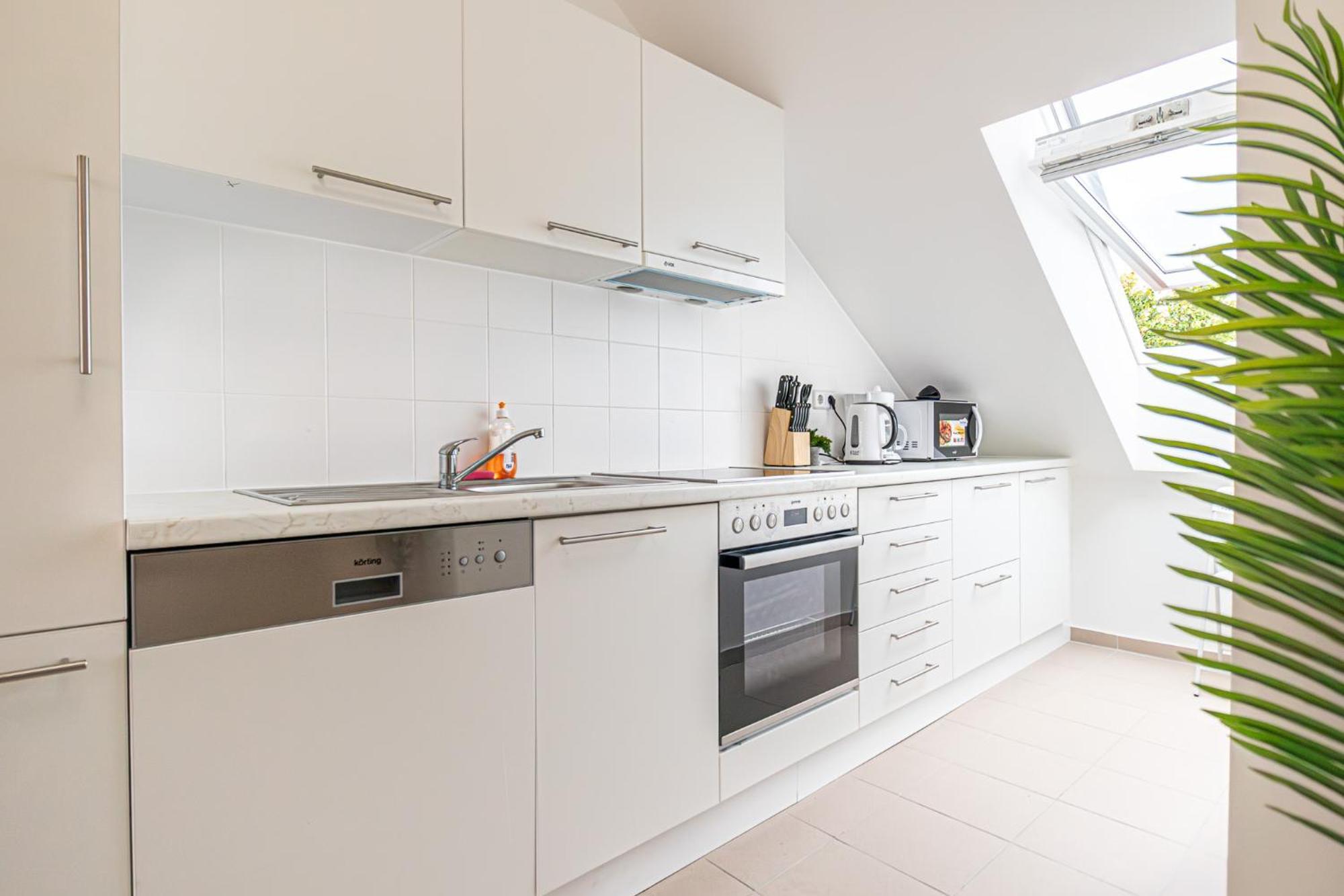 Airy Attic Apt.: Stylish At Penzing Area