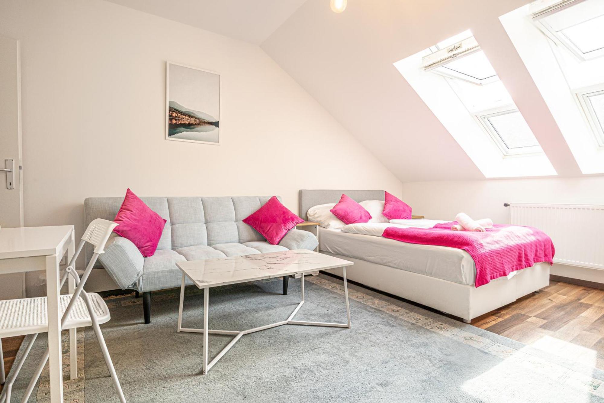 Airy Attic Apt.: Stylish At Penzing Area *