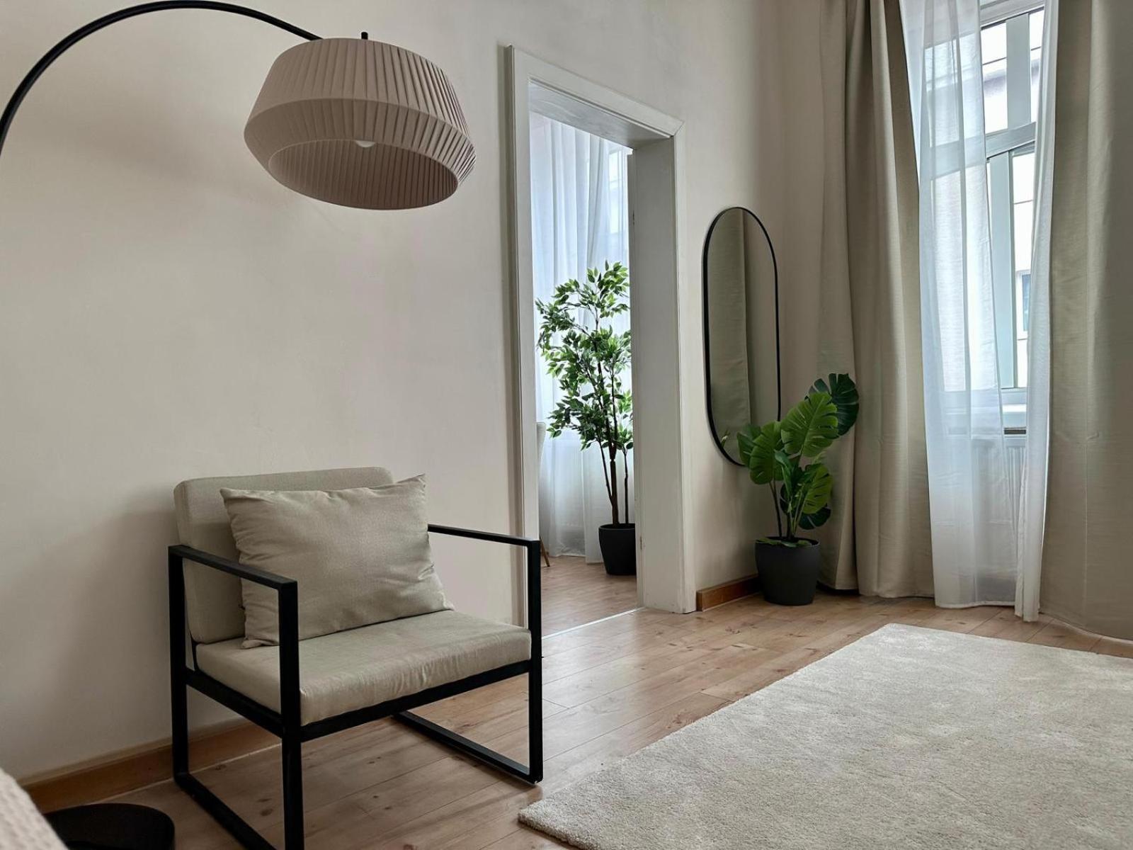 Apartment Spacious Apartment, 3 Min To U6 Metro