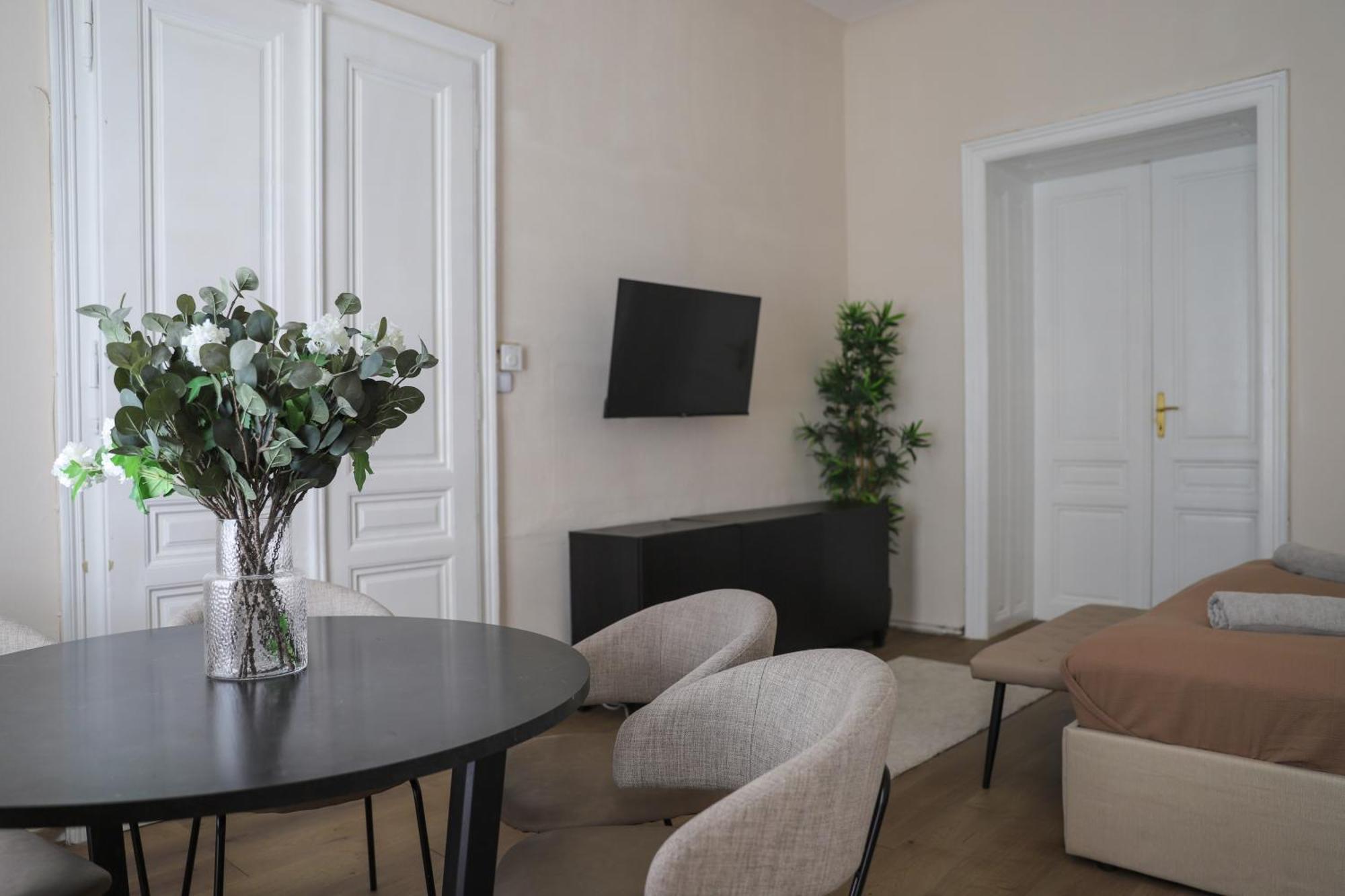 Spacious Apartment, 3 Min To U6 Metro Apartment Vienna