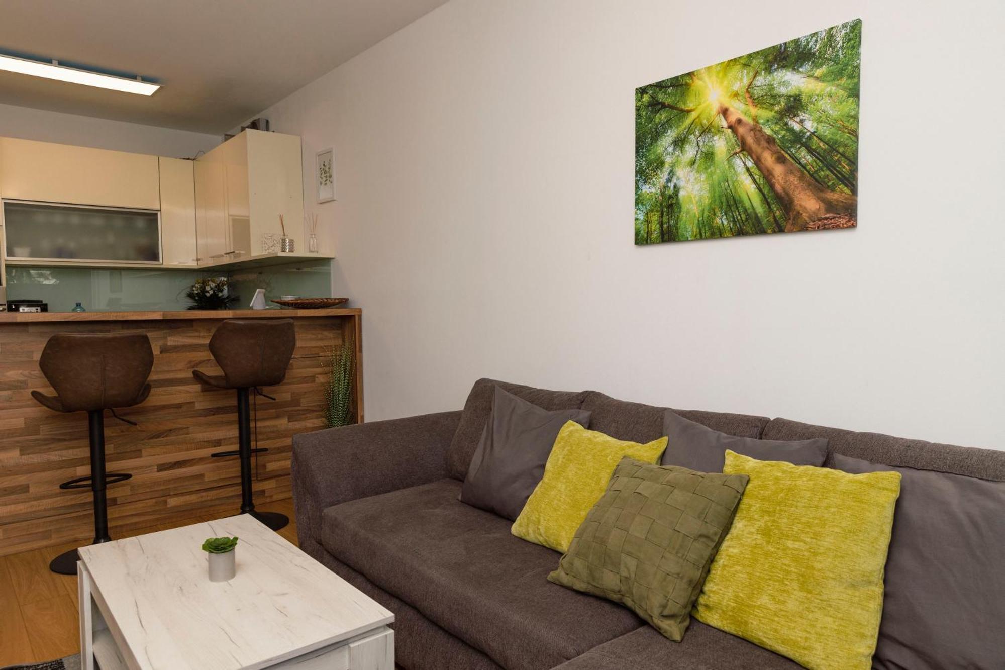 Pool And Hot Tub - Romantic Hideaway Apartamento