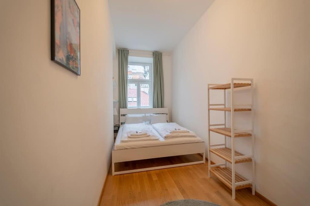 Spacious Mitten In Apartment