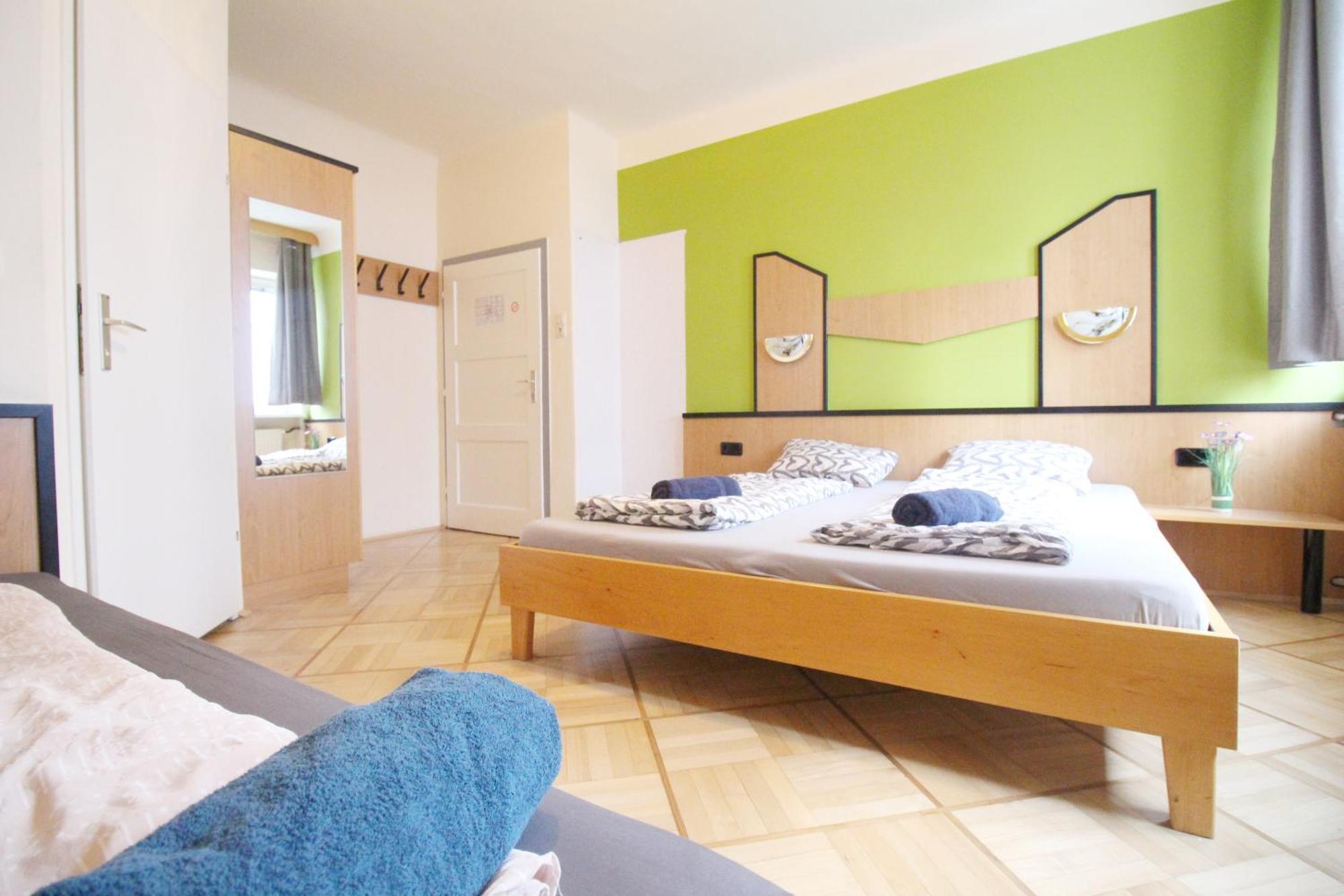 Triple In Hutteldorfer Strasse Area Viena