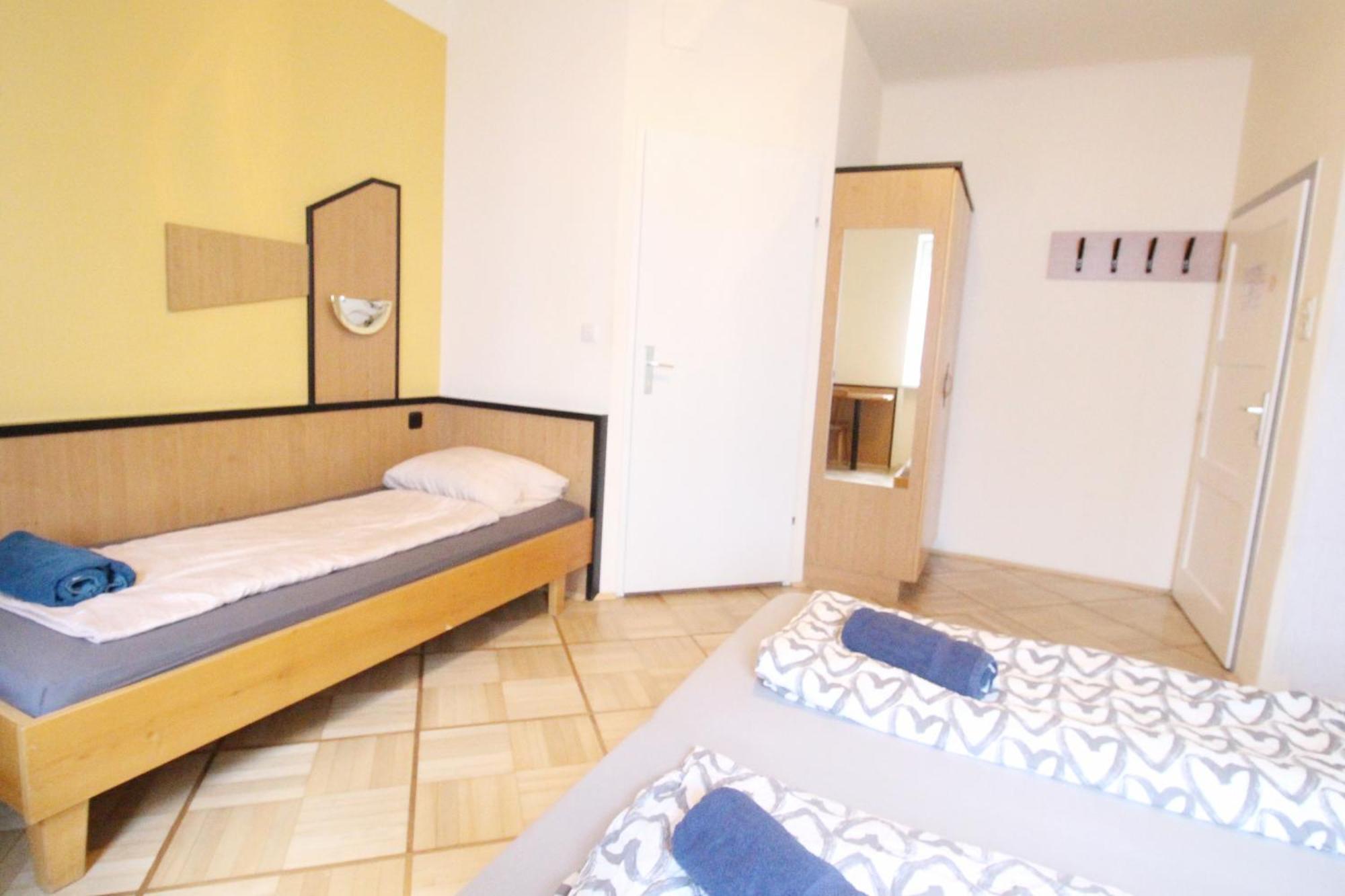 Triple In Hutteldorfer Strasse Area * Viena