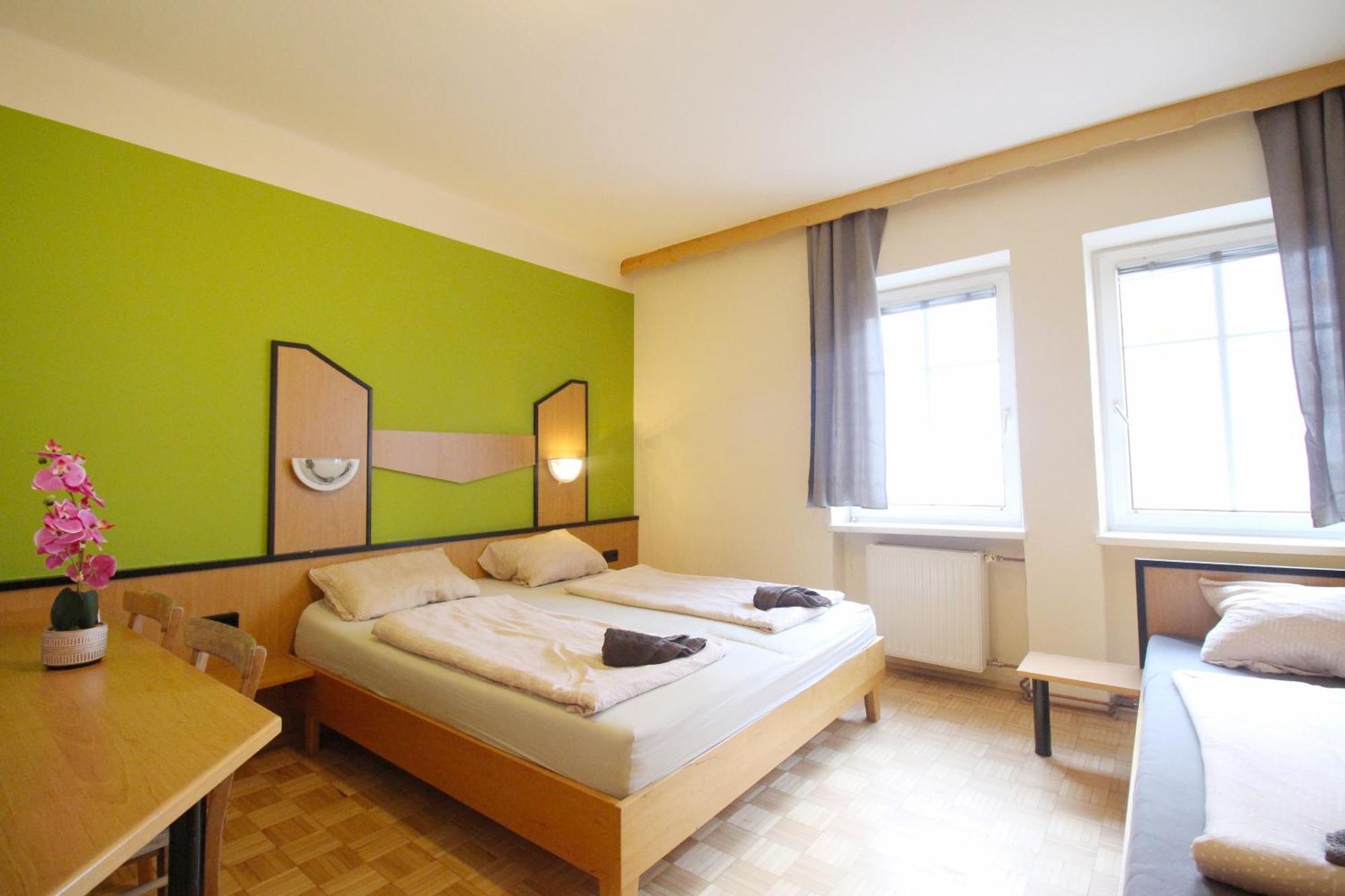 Triple In Hutteldorfer Strasse Area *