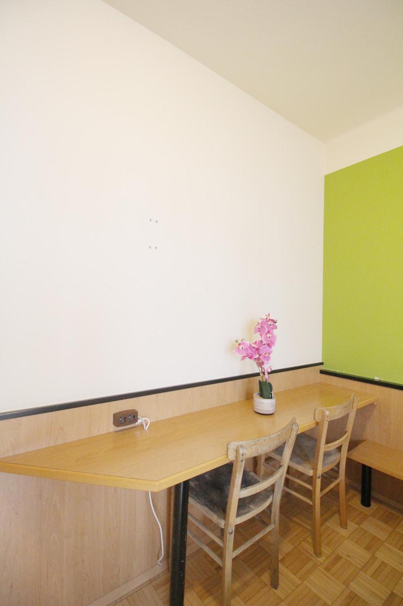 Triple In Hutteldorfer Strasse Area *