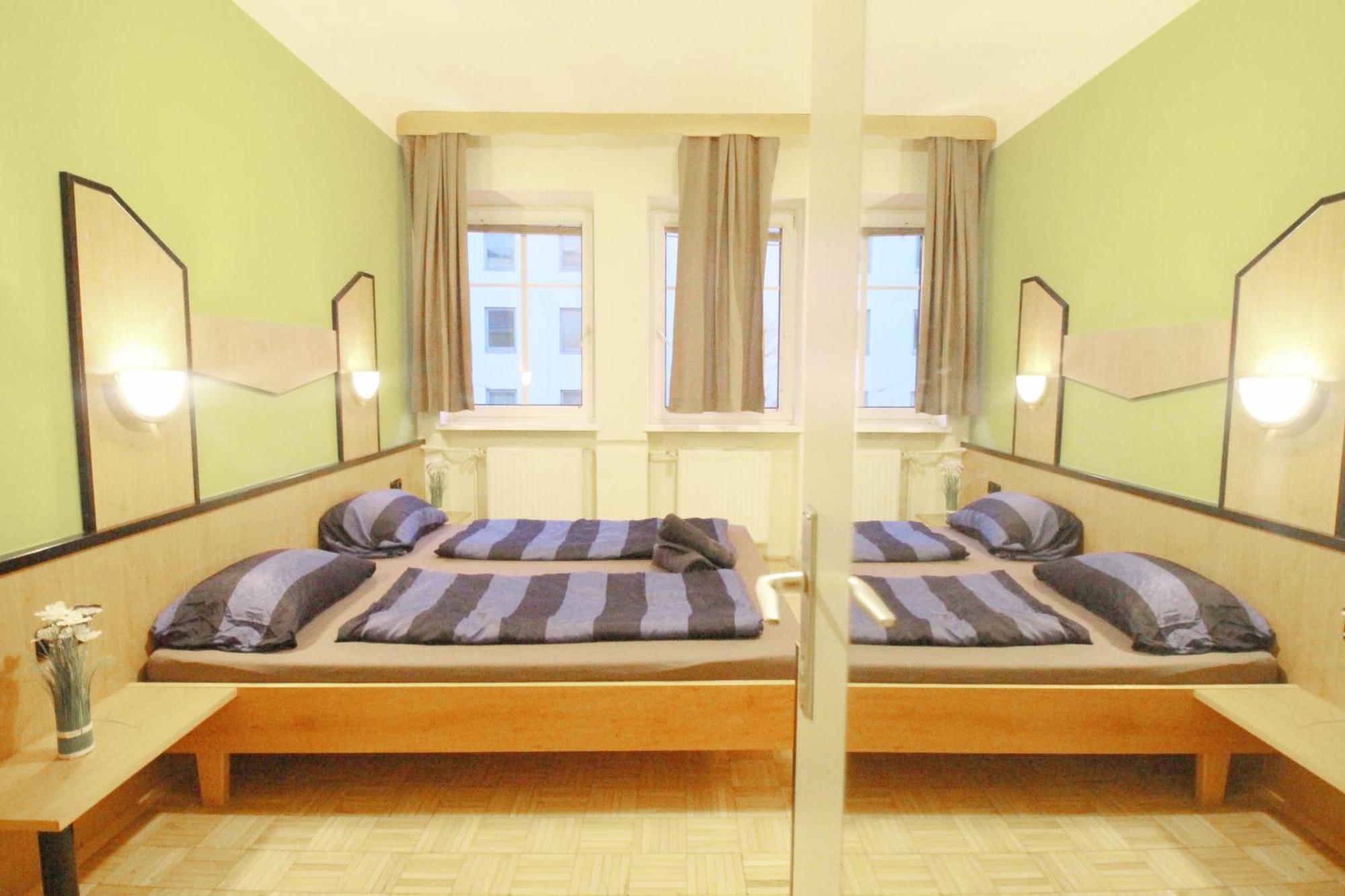 Triple In Hutteldorfer Strasse Area Viena
