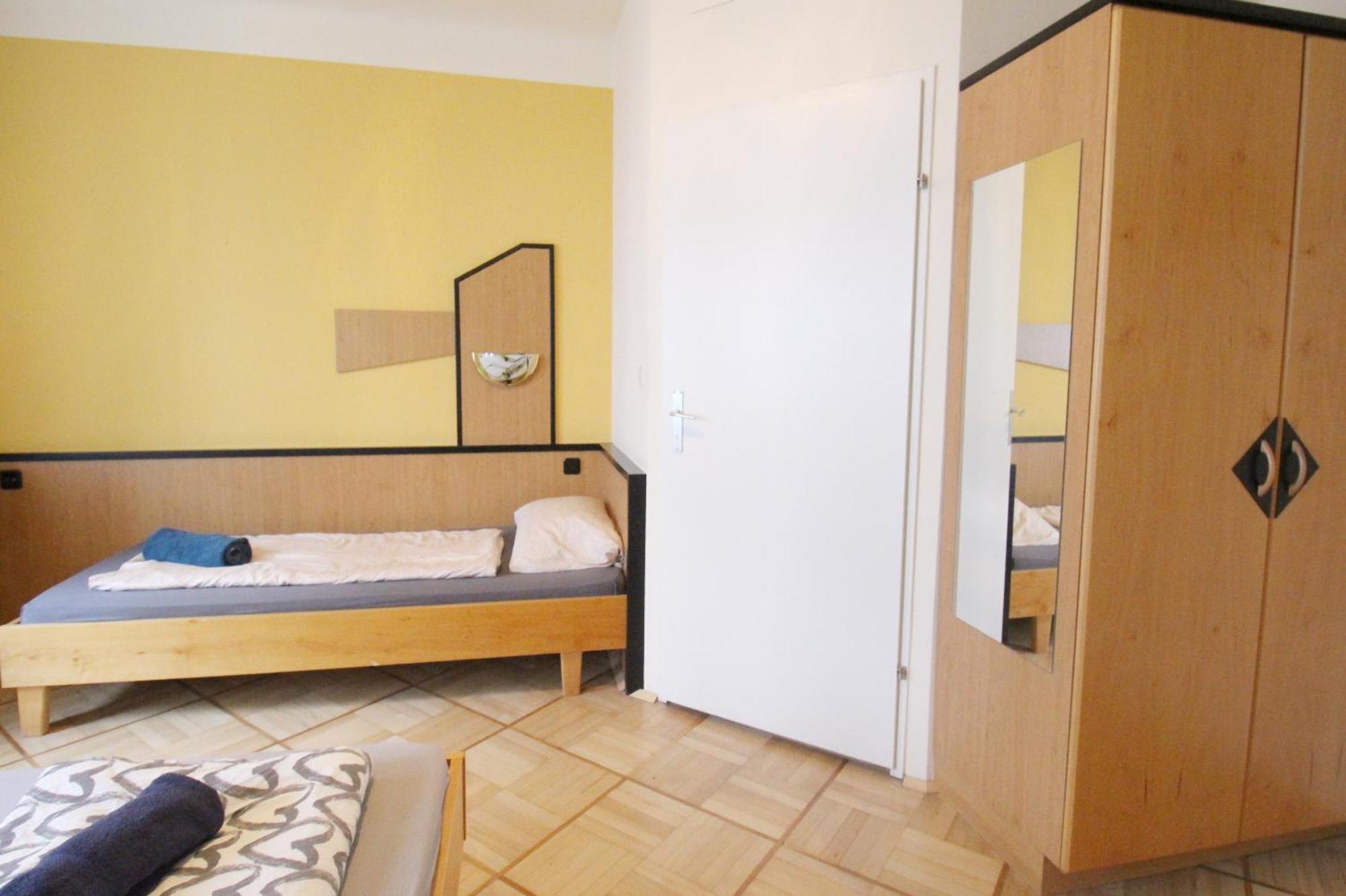 Triple In Hutteldorfer Strasse Area * Viena