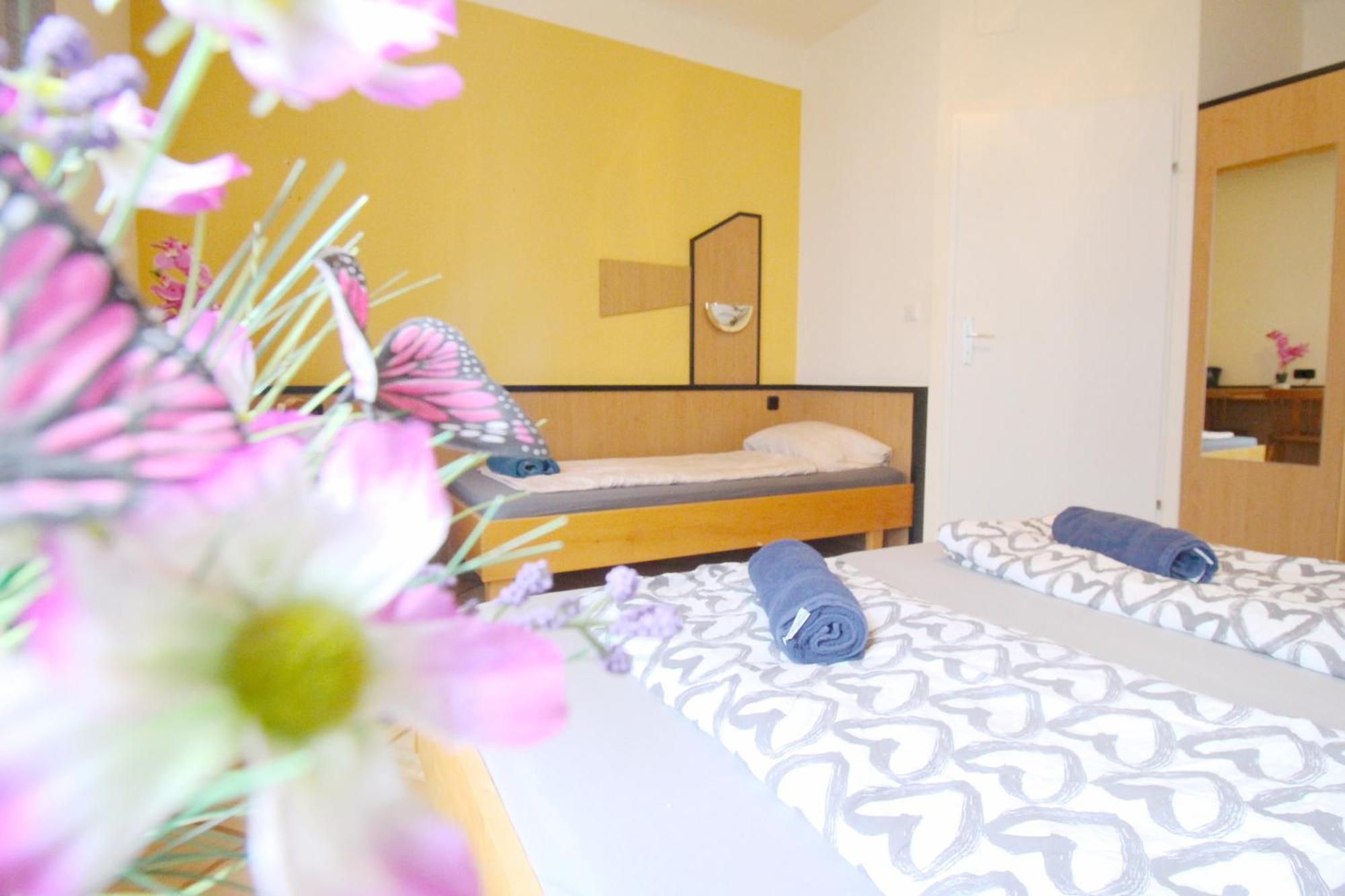 Aparthotel Triple In Hutteldorfer Strasse Area Viena