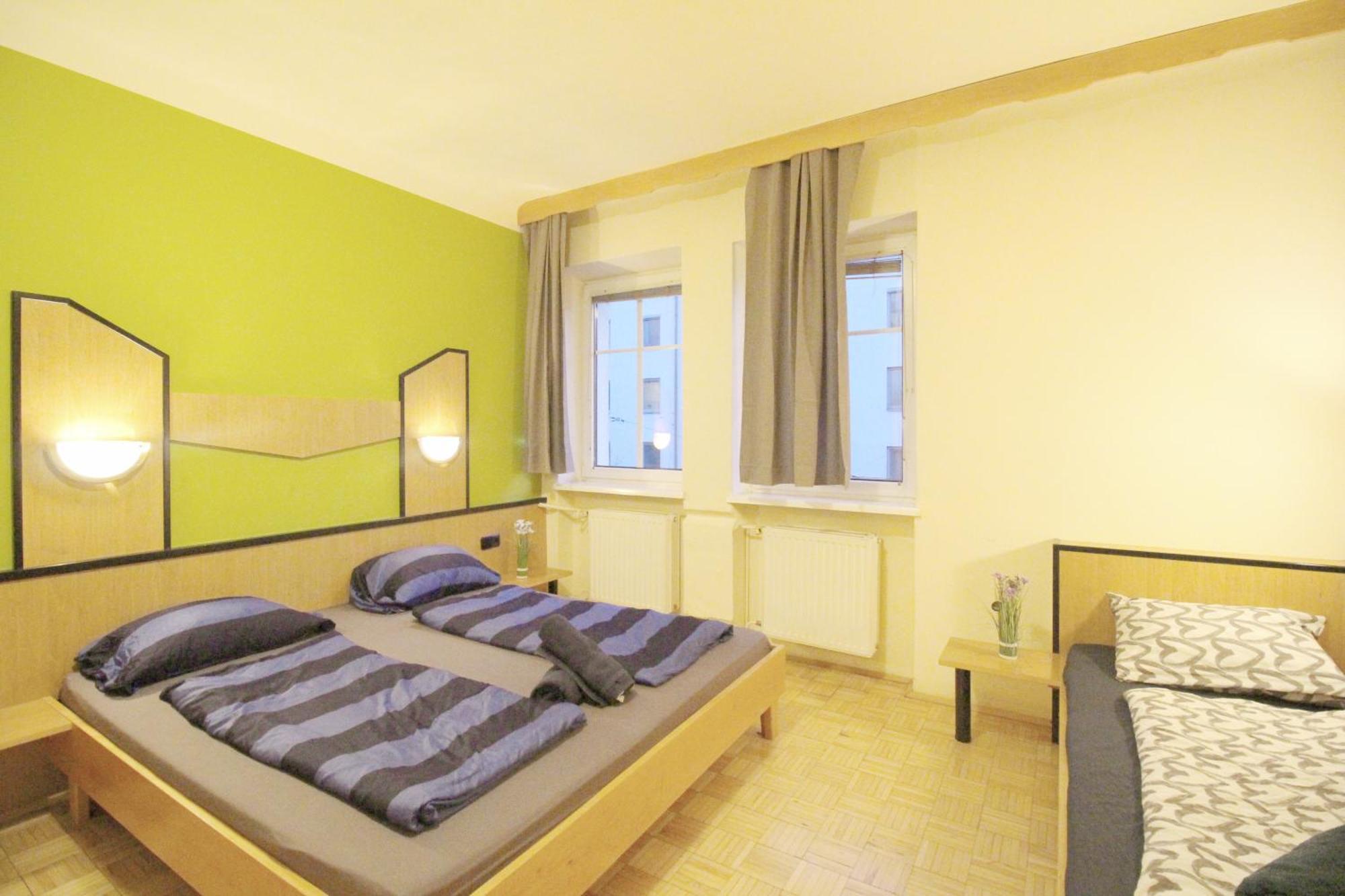 Triple In Hutteldorfer Strasse Area Viena
