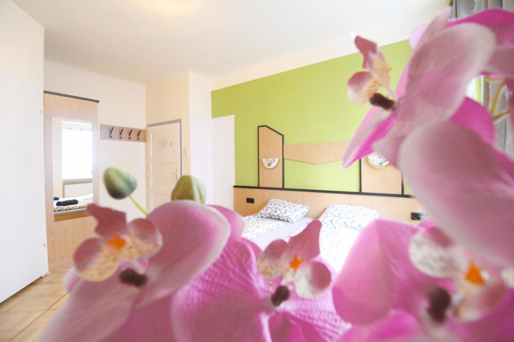 Triple In Hutteldorfer Strasse Area * Viena