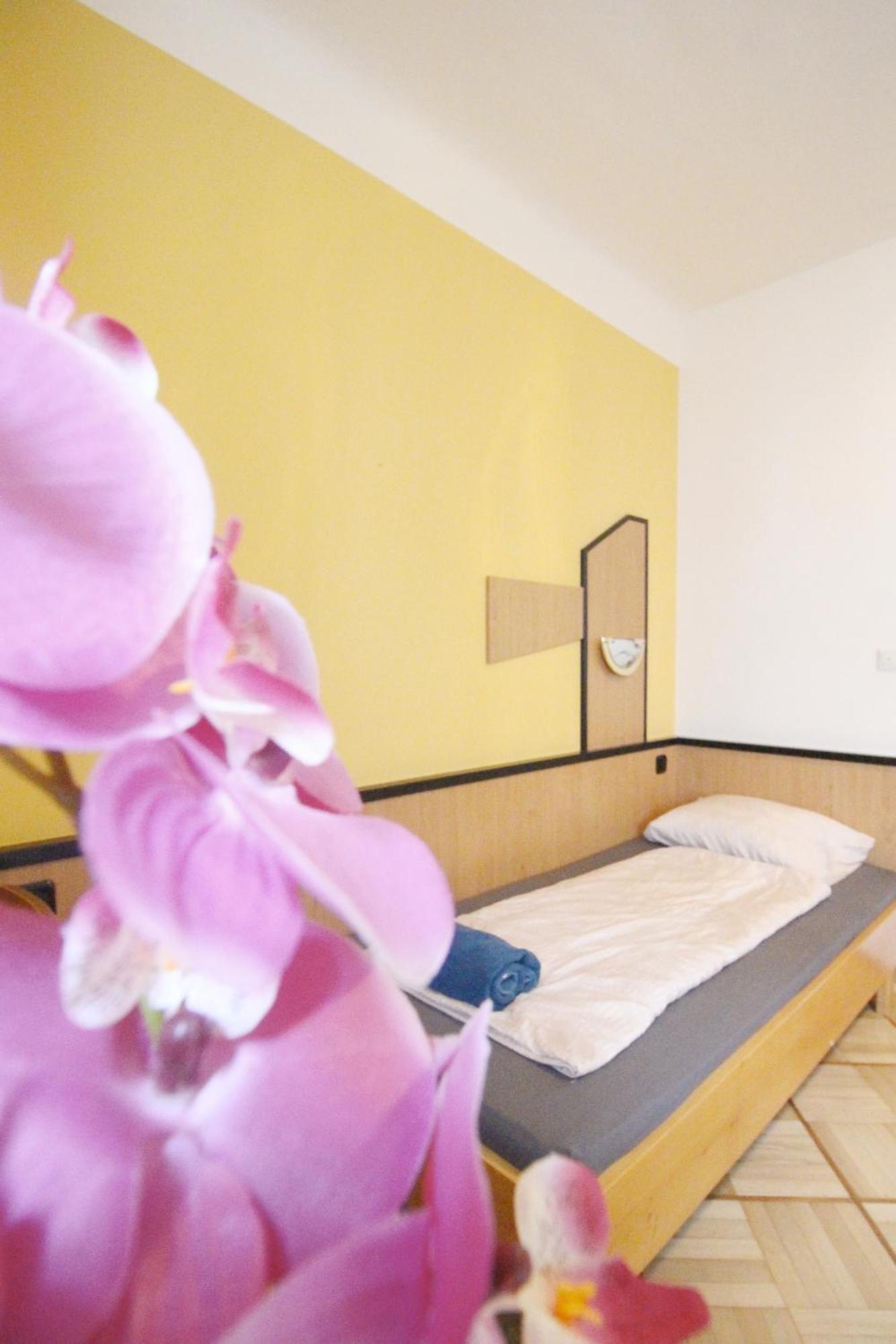 Triple In Hutteldorfer Strasse Area Viena