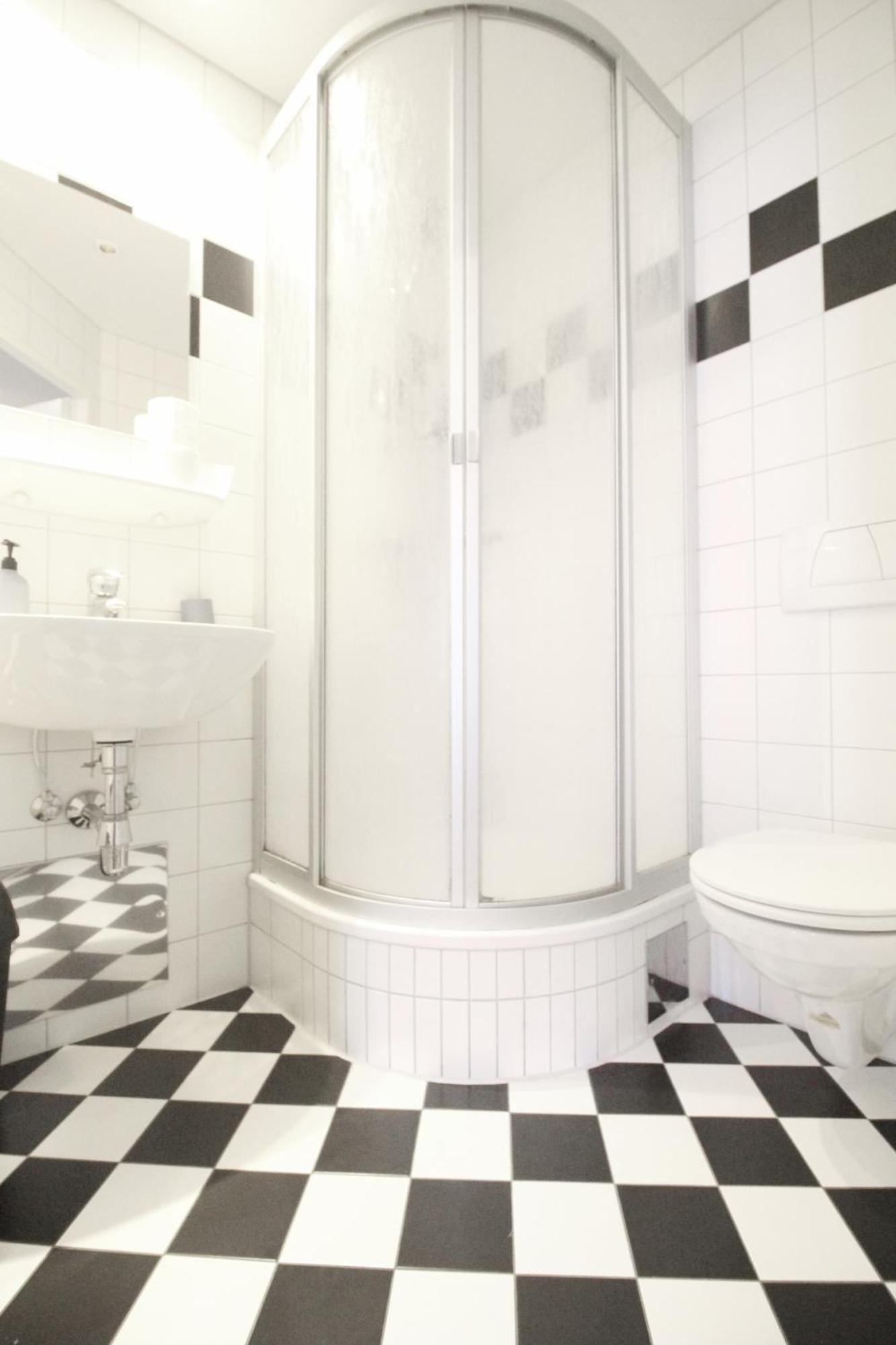Triple In Hutteldorfer Strasse Area * Viena