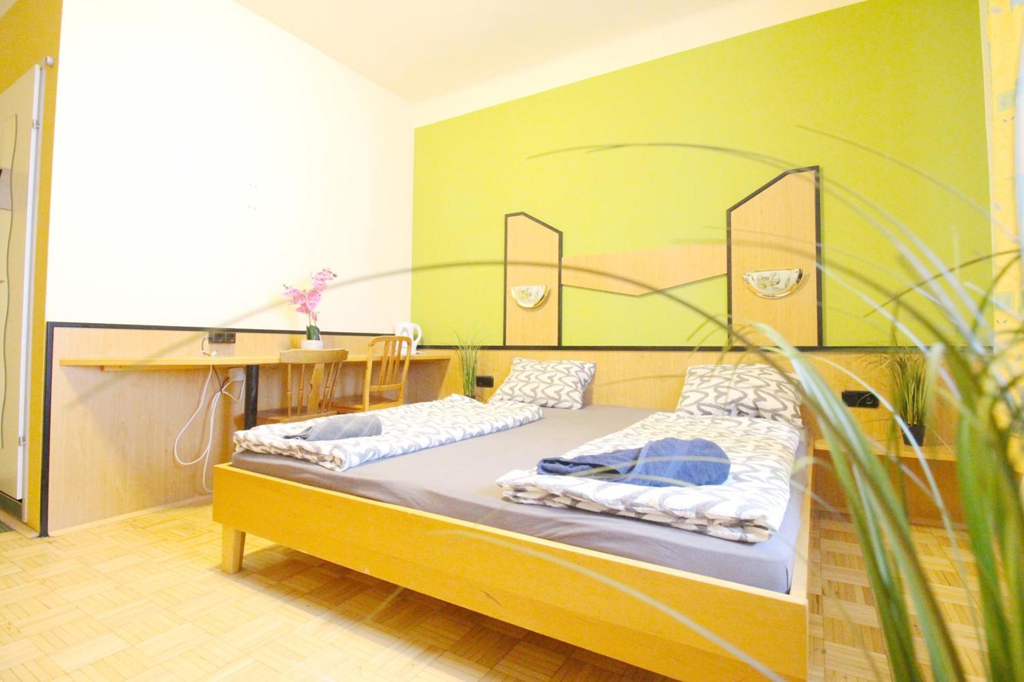 Triple In Hutteldorfer Strasse Area Viena