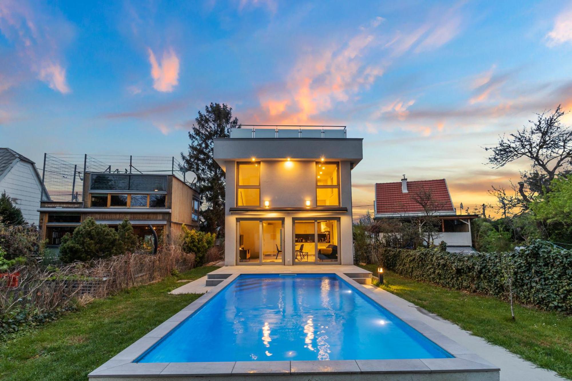 Jaeger Mit Pool In