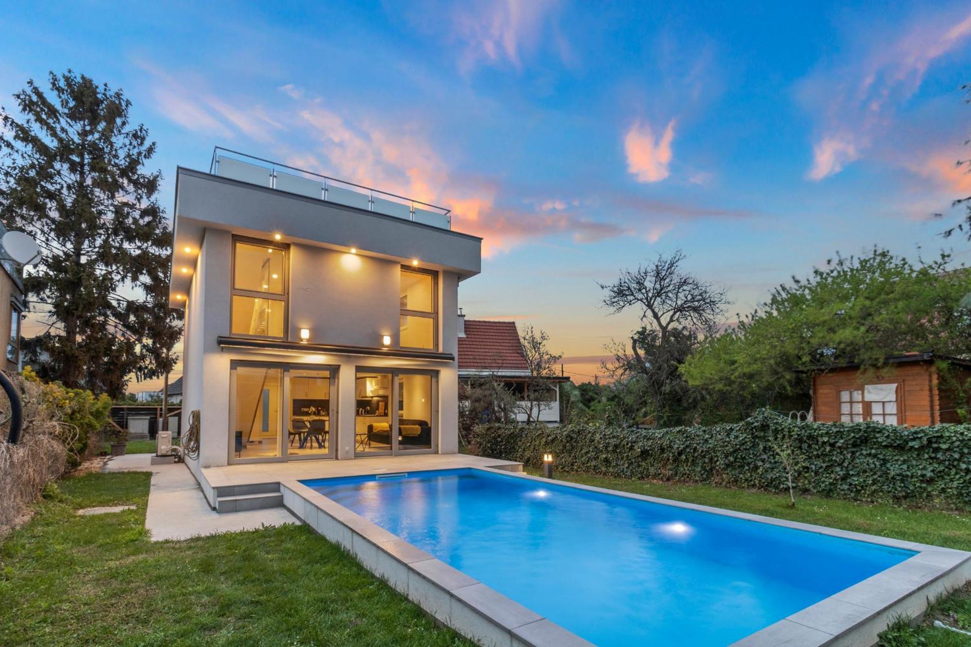 Jaeger Mit Pool In Villa *