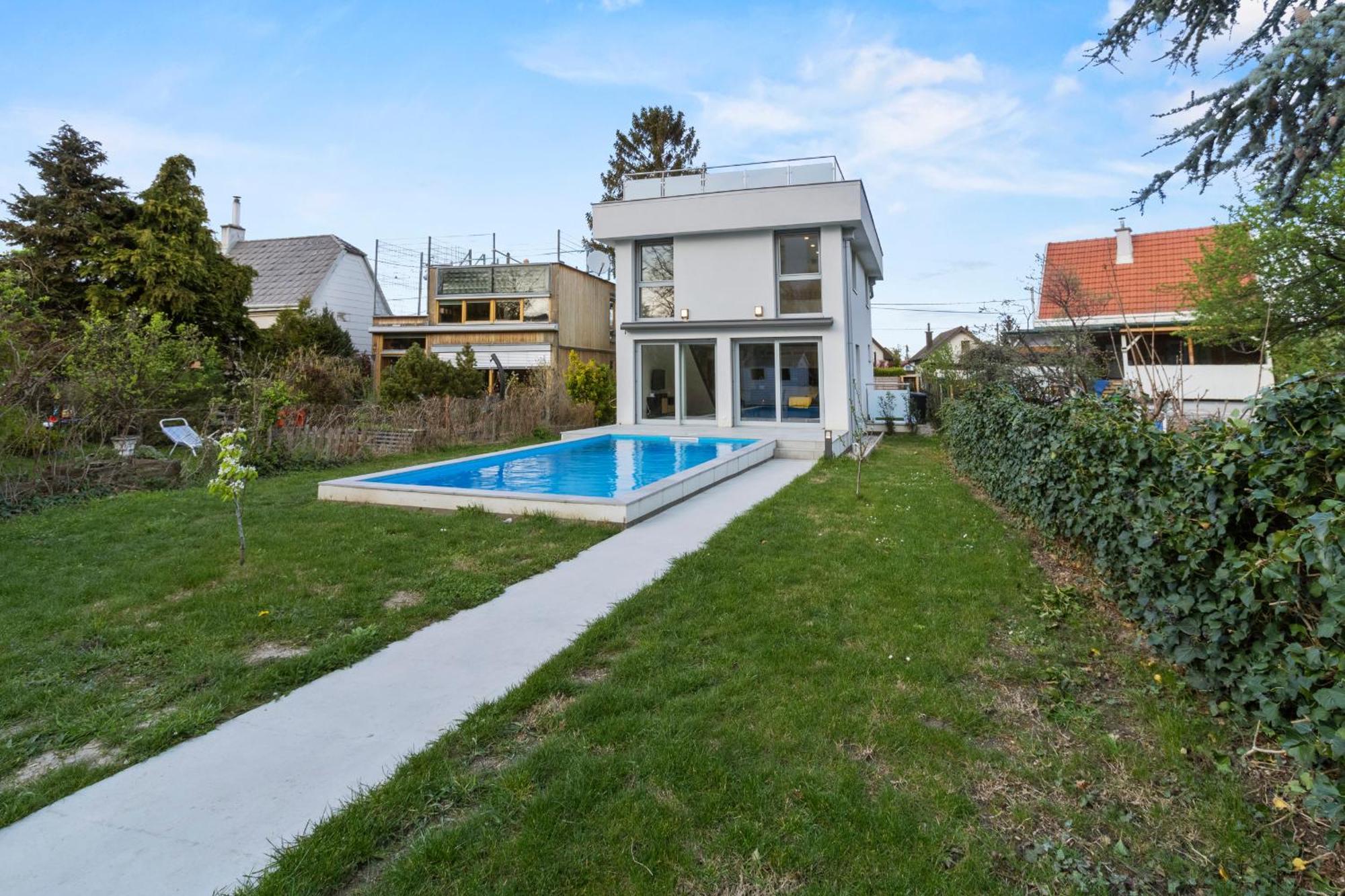 Villa Jaeger Mit Pool In *