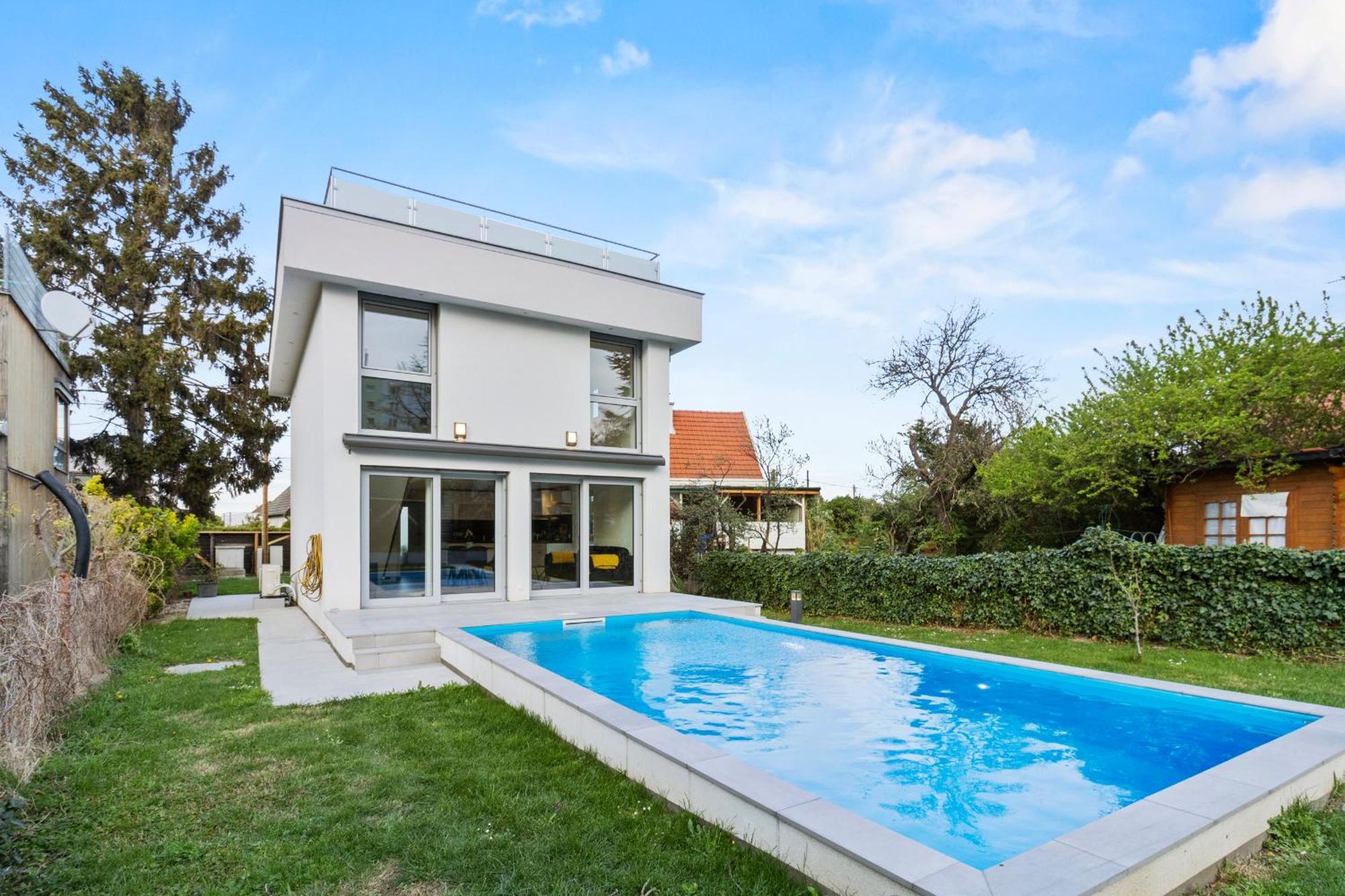 Jaeger Mit Pool In *