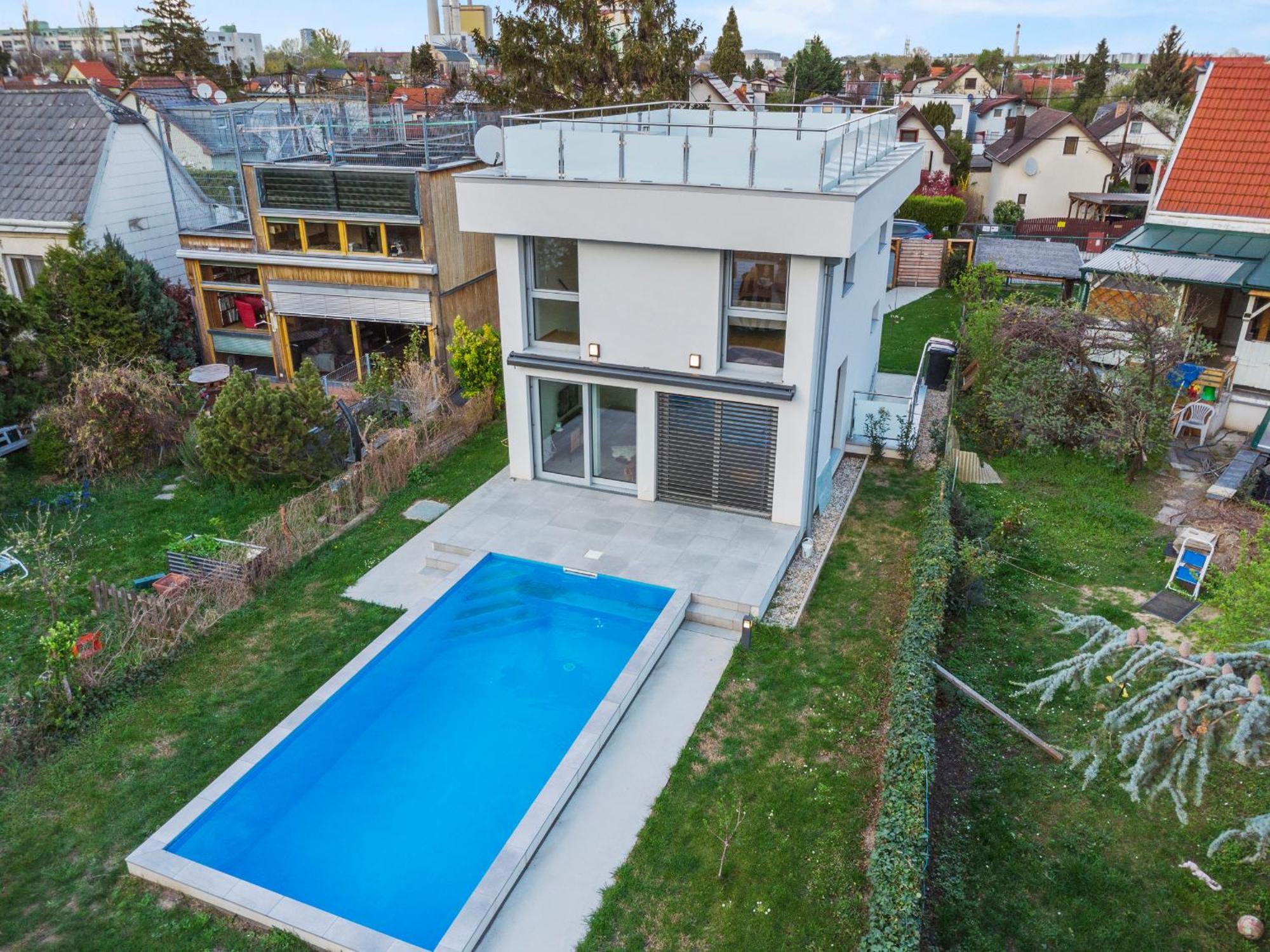 Jaeger Mit Pool In *