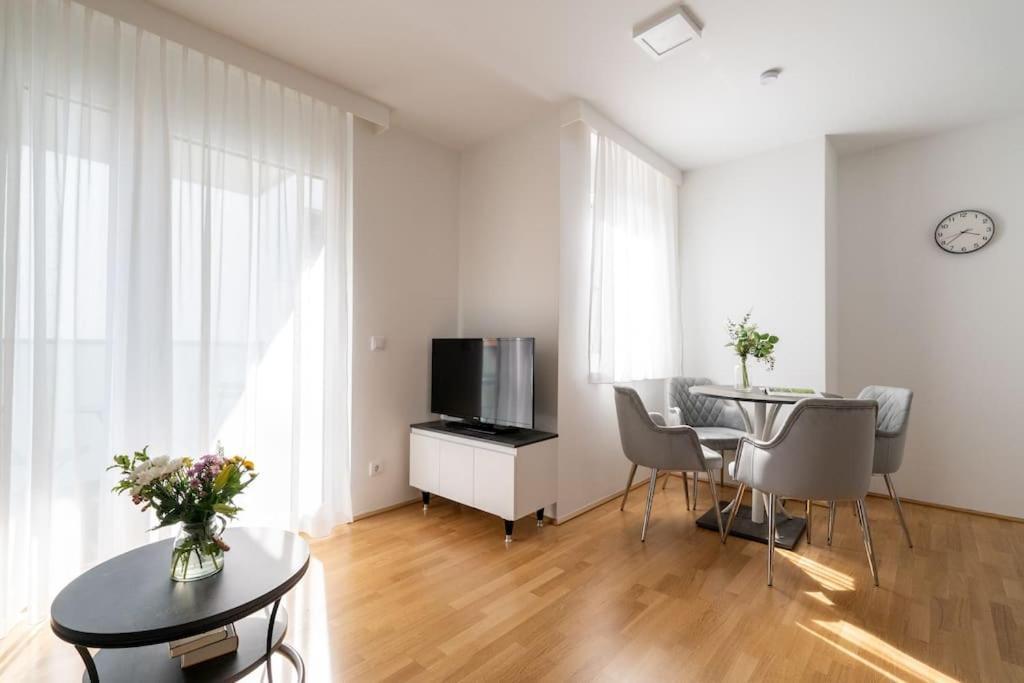Sunny 1br With Balcony By Hm *