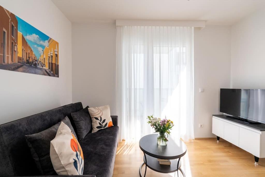 Apartment Sunny 1br With Balcony By Hm