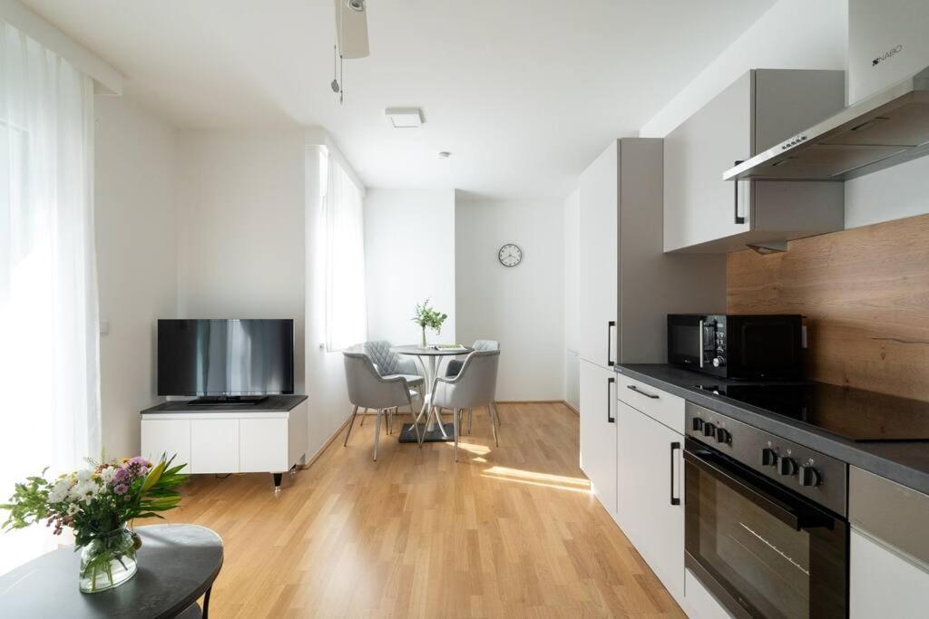 Apartment Sunny 1br With Balcony By Hm *