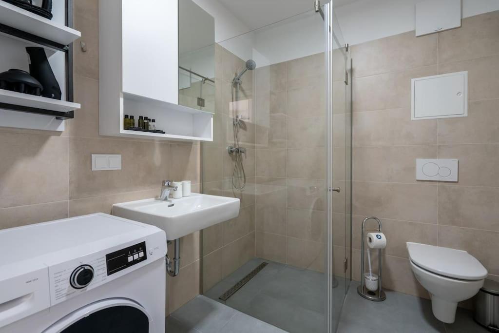 Sunny 1br With Balcony By Hm