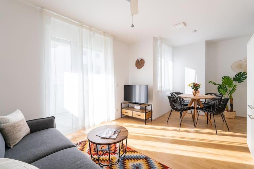 Hm • Modern 1br Apt With Balcony *