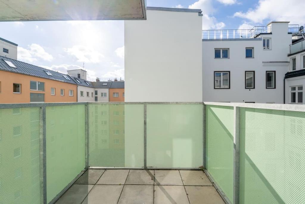 Hm • Modern 1br Apt With Balcony Apartment *
