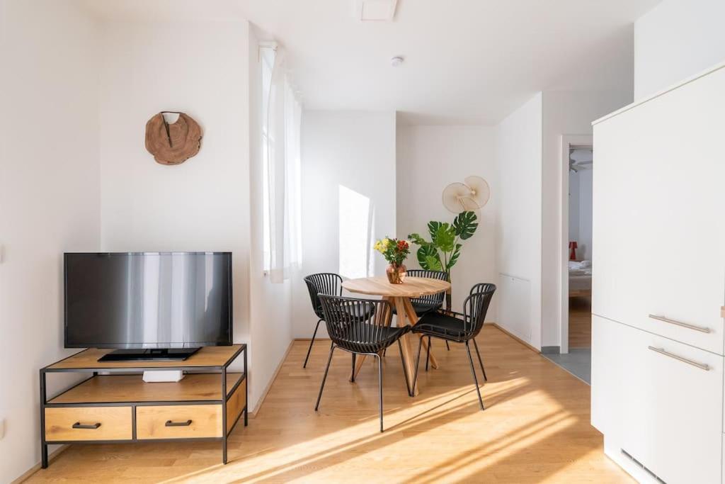 Hm • Modern 1br Apt With Balcony Vienna