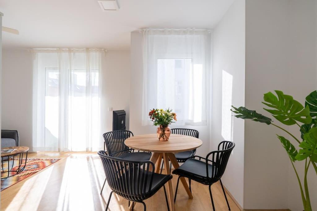 Hm • Modern 1br Apt With Balcony Apartment *